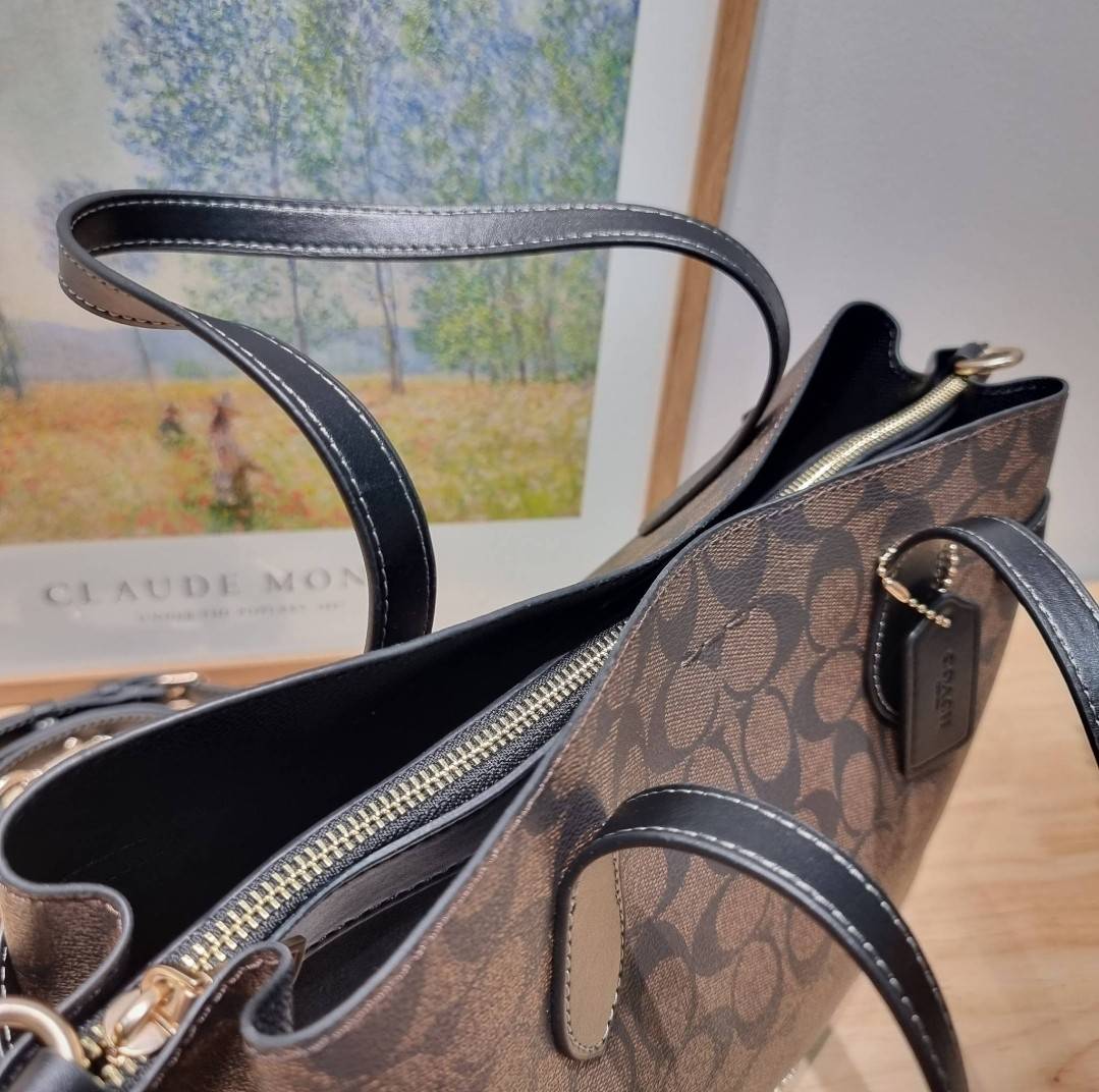 COACH HANNA CARRYALL IN SIGNATURE CANVAS / CH187 / CH195 / CH542 น้องใหม่ เรียบหรู ดูแพง กับกระเป๋าถือ/สะพายทรงสวย คงความคลาสสิค ดีไซน์ตกแต่งสายคาดจับจีบข้างกระเป๋าเพิ่มดีเทล มาพร้อมหูจับในตัว