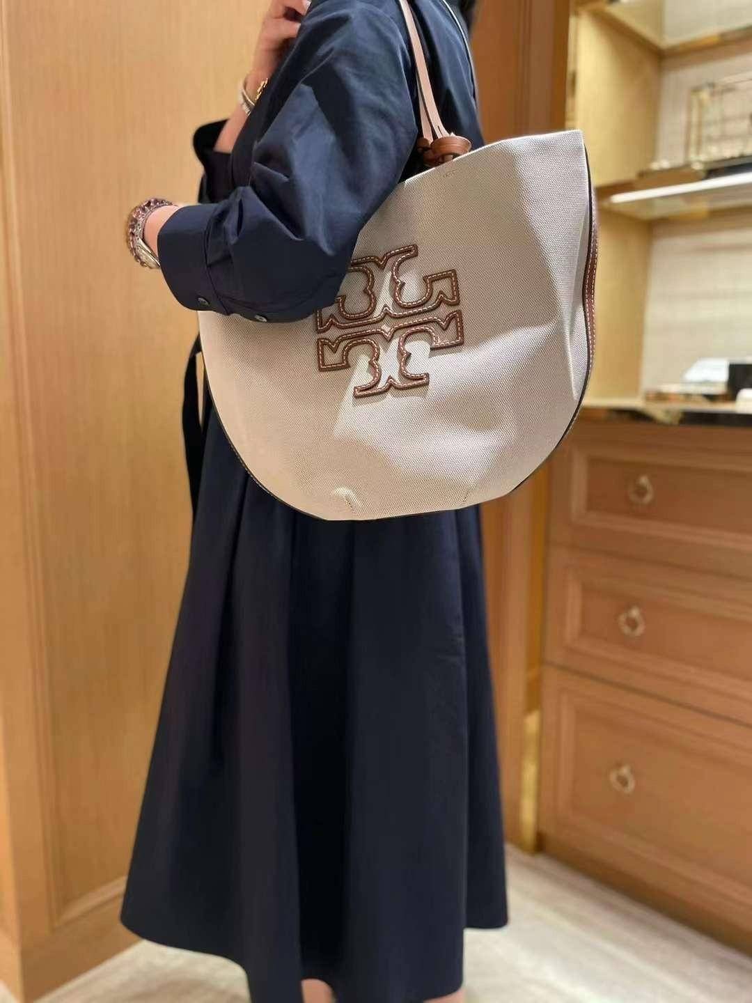 Tory Burch Small Canvas Round Tote กระเป๋าถือหรือสะพายไหล่ วัสดุผ้าcanvas รูปทรงโค้งมน ด้านในโล่ง มี1ช่องซิปและ1ช่องเล็ก น้ำหนักเบา จุของได้เยอะ มาใหม่ล่าสุดไม่ควรพลาดเลยค่า