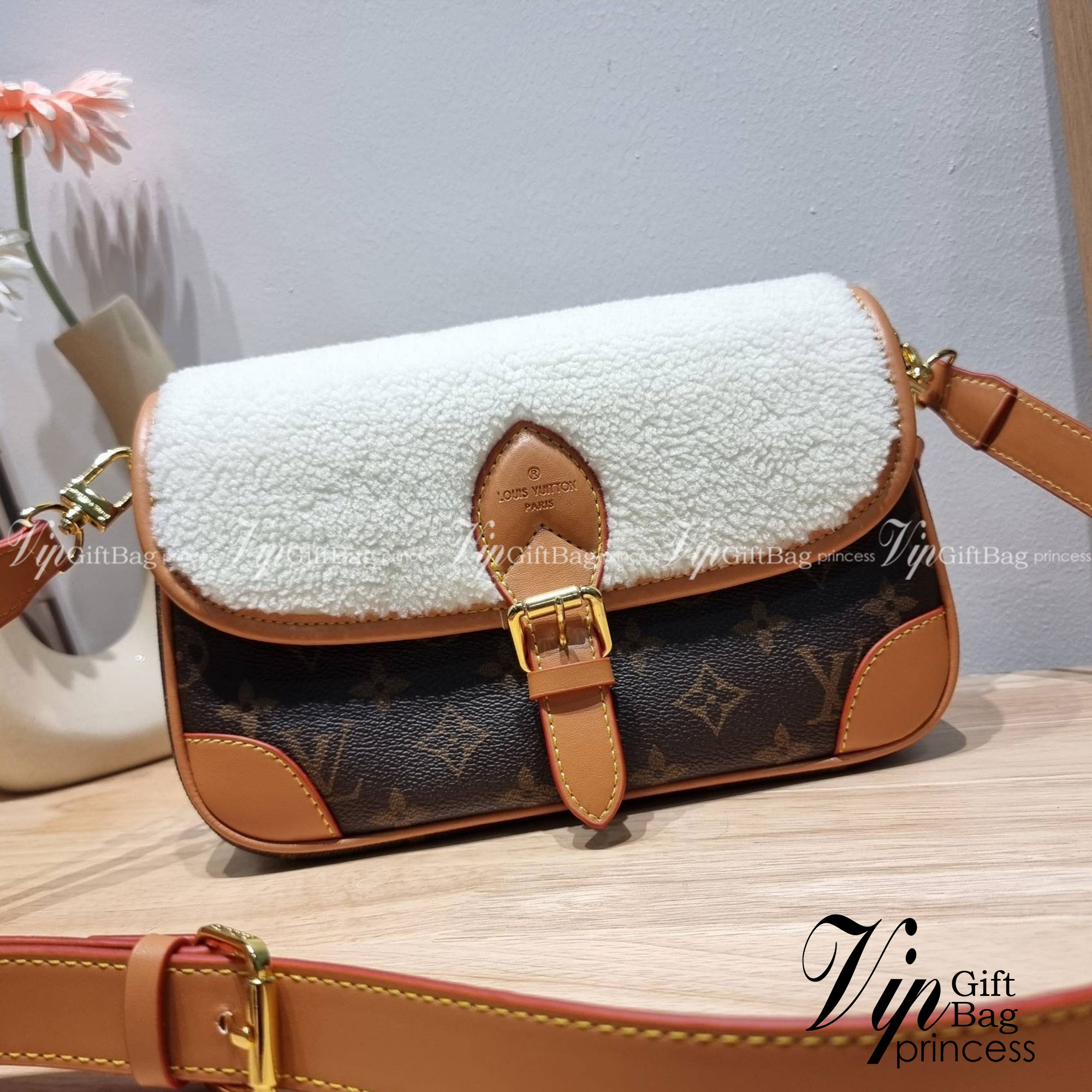 LV DIANE FLEECE BAG ใหม่กับรุ่นที่ทำมาจำนวนจำกัด ดีไซน์ต้อนรับอากาศเย็นๆช่วงส่งท้ายปี กับกระเป๋าสะพายทรงสวย ดีไซน์คลาสสิคซ่อนความหรู ด้วยการตกแต่งขนฟูนุ่ม วัสดุหนังแคนวาสตัดสลับหนังแท้ เปิด-ปิดกระเป๋าด้วยกระดุมแม่เหล็ก ภายในเป็นช่องโล่ง ใส่ของสำคัญได้ครบ