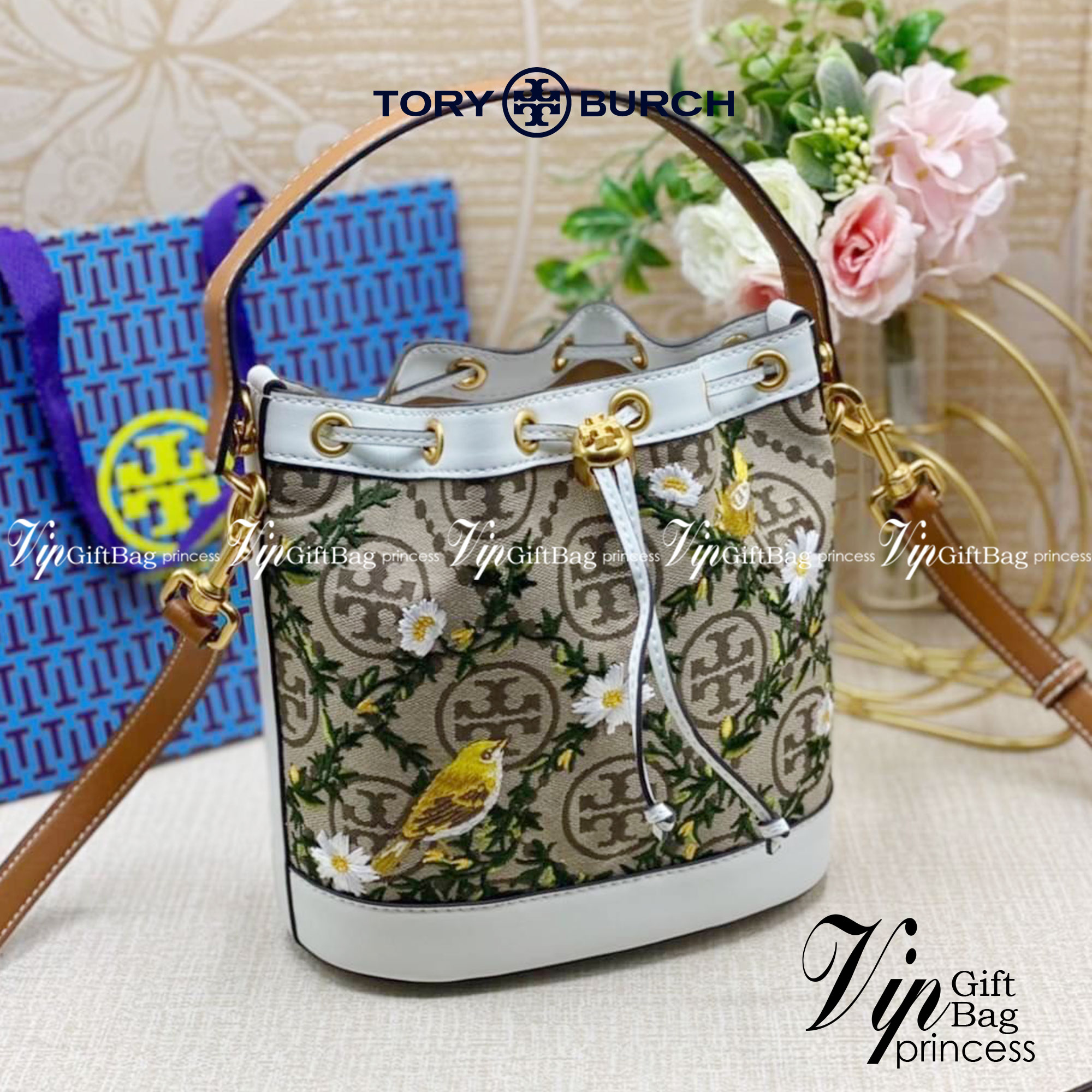 TORY BURCH T Monogram Jacquard Embroidered Bucket Bag แรร์ไอเท็มรุ่นยอดฮิต ใบใหญ่ไซส์กำลังดี!! ที่สุดของรุ่นที่ตามหา!! สวยสุดกับดีไซน์ลายปัก ที่ดูแพง!! กระเป๋าบัคเก็ตทรงสวย