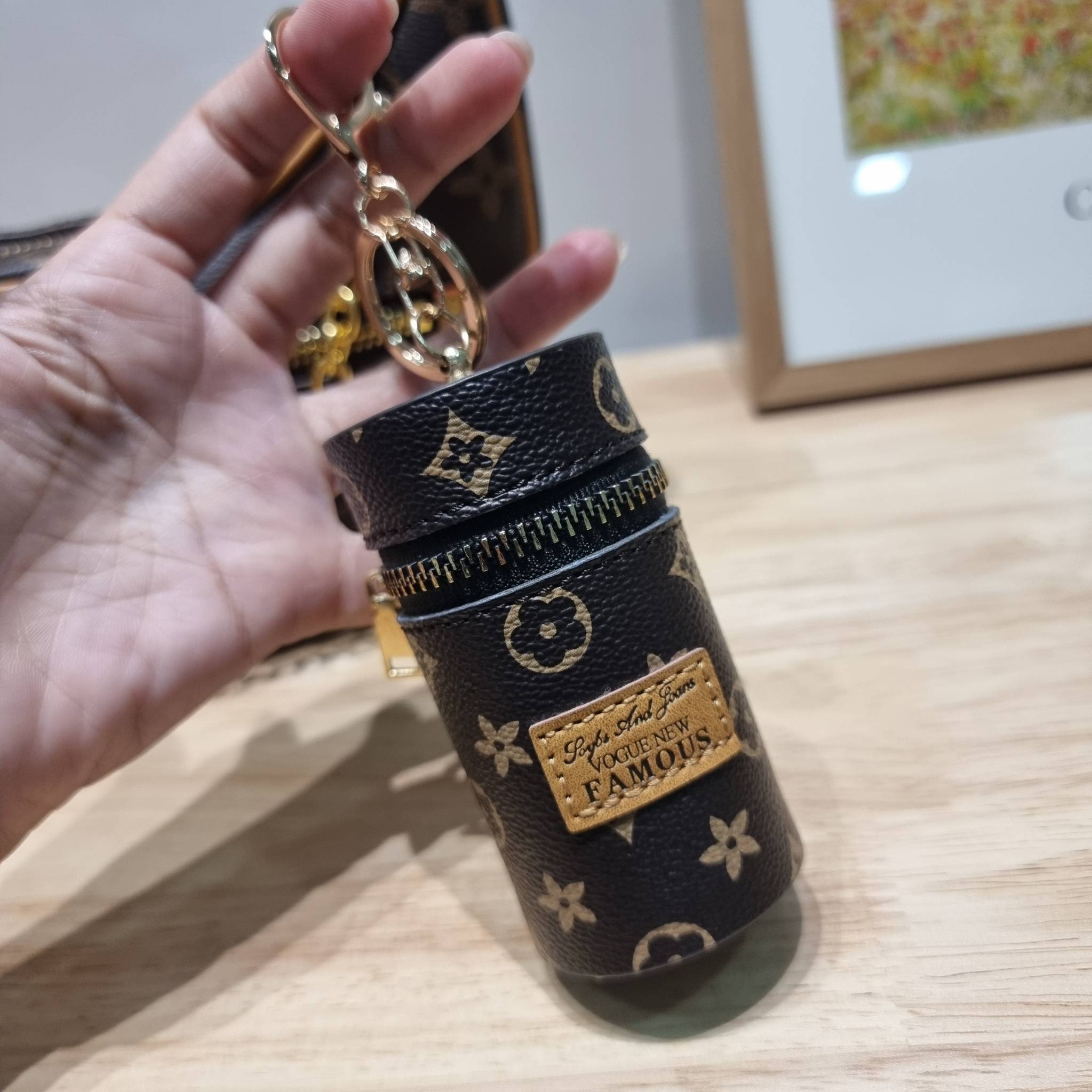 LV loop bag New in!! กับ box set ชวนสะสม ที่จับเอารุ่นยอดฮิต มามิกซ์รวมกับไอเท็มสุดคุ้มของมันต้องมี!! จัดเรียงให้อยู่ในกล่องสุดหรู ไม่ว่าจะตัวกระเป๋า กระเป๋าสตางค์ กระเป๋าจิ๋ว ใบไหนๆก็นำมาใช้งานได้จริง คุ้มค่ามากๆ แถมฟรี! ริบบิ้นลายลิมิเต็ด รวมรวบไว้ให้ได