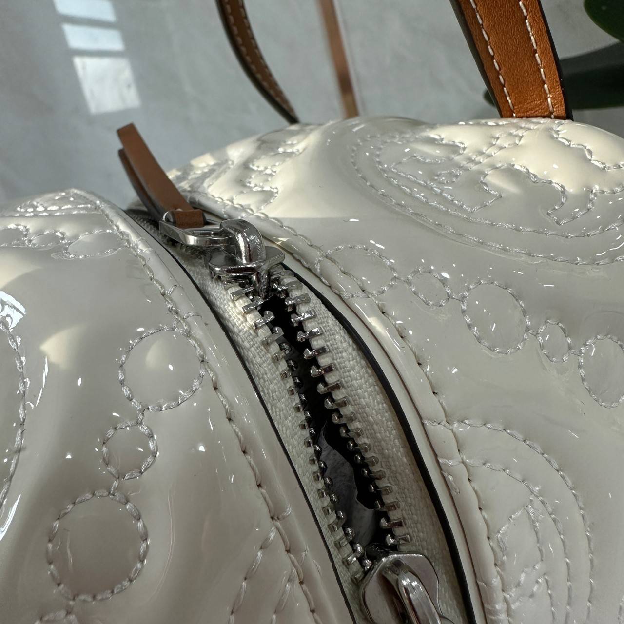 Tory Burch T Monogram Embroidered Patent Cube คอลเลคชั่นใหม่ รุ่นลิมิเต็ดรูปทรงใหม่ T Monogram สุดcube วัสดุหนังแท้ เปิด-ปิดด้วยซิป ภายในกว้าง มีช่องแยก 1 ช่อง สามารถใส่โทรศัพท์มือถือได้ทุกรุ่น สามารถถือหิ้วหรือสะพายได้ สายสามารถถอดและปรับระดับได้คะ