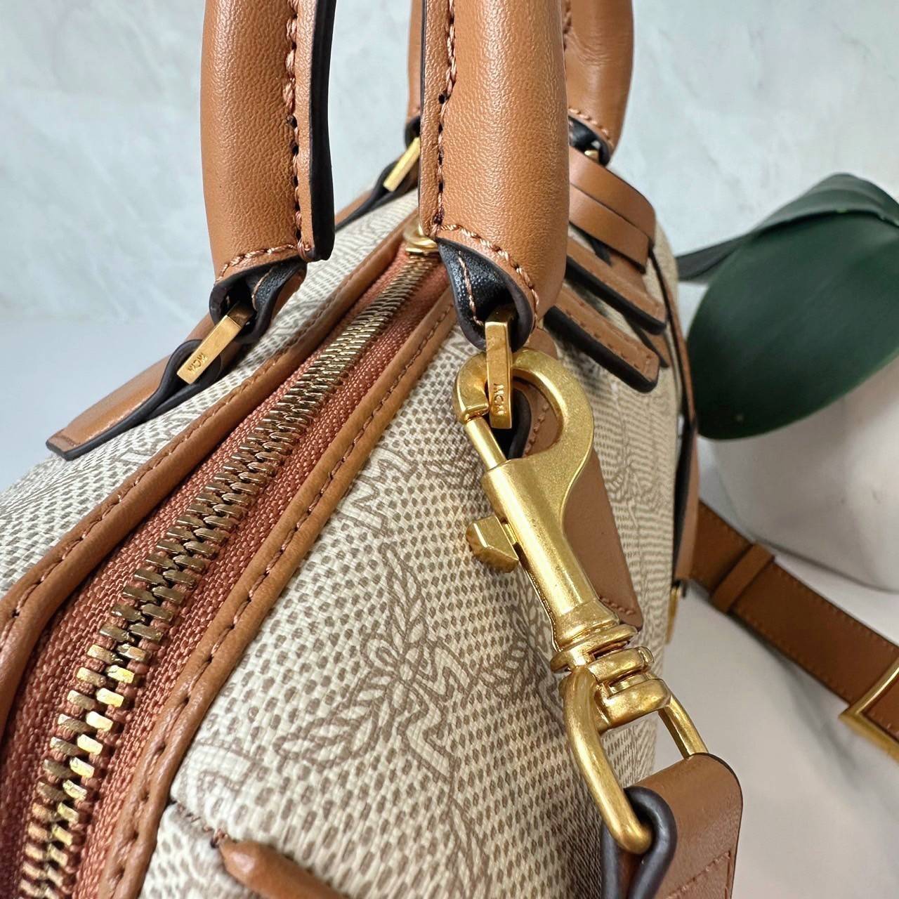 Small M.C.M Ella Boston bag in Lauretos pattern กระเป๋าทรงหมอนยอดฮิต คอลเลคชั่นใหม่ ไม่มีเอ้าท์ เกรดท็อปออริ 1:1 สลับแท้ ใช้งานต่างประเทศได้