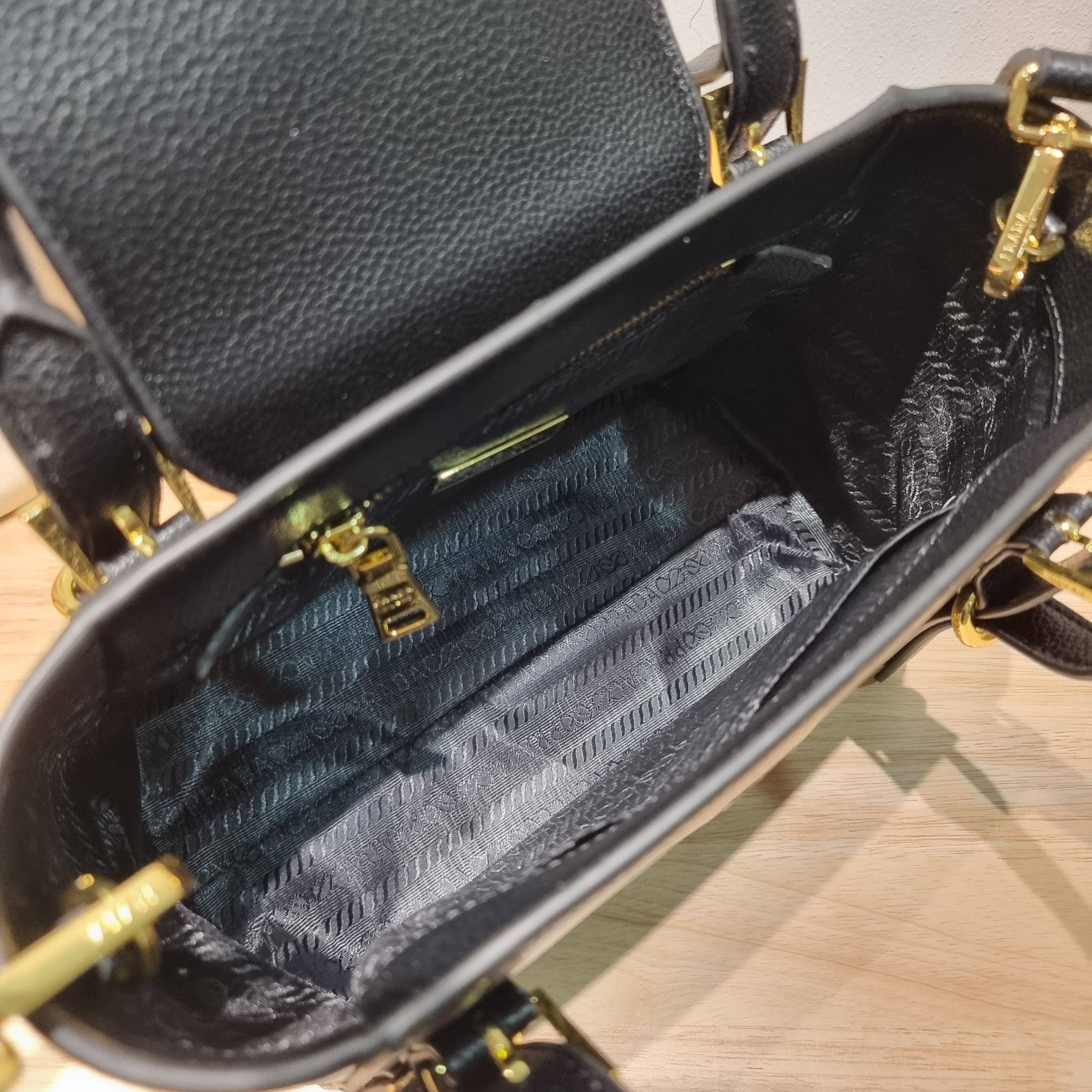 PRADA Saffiano leather bag / Prada leather bag กระเป๋าถือ/สะพายล่าสุด ที่ดีไซน์เรียบหรู สวยคมชัด เต็มไปด้วยดีเทลน่าใช้ สายคล้องไหล่ที่สามารถถอดออกได้