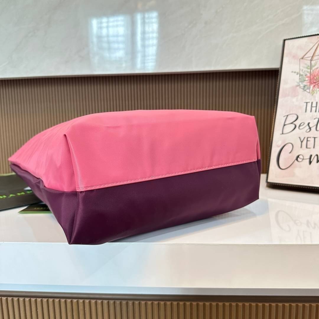 LONGCHAMP LE PLIAGE RE-PLAY TOP HANDLE BAG สินค้ารุ่นลิมิเต็ด collection สุดปัง ซื้อใบเดียวเหมือนได้2 ใบ กระเป๋าสะพายแนวตั้งที่กว้างขวาง มีเอกลักษณ์เฉพาะตัวแต่มีดีไซน์ที่น่าดึงดูด