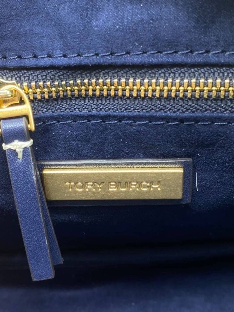 TORY BURCH T MONOGRAM JACQUARD CAMERA BAG การออกแบบที่เรียบง่าย แต่ยังคงความหรูหราเอาไว้ โดดเด่นด้วยลวดลาย T Monogram