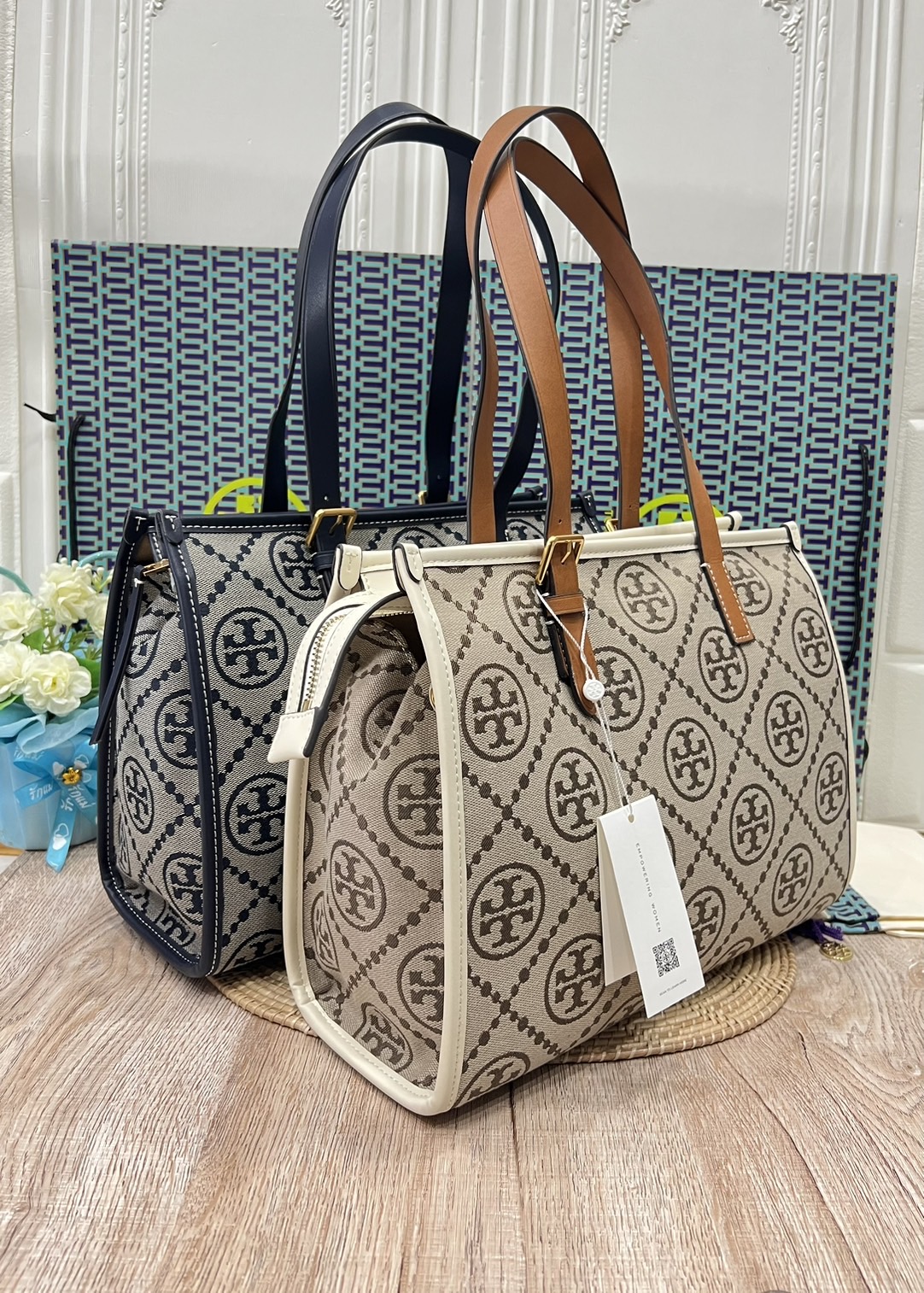 Tory Burch Small T Monogram Tote / TORY BURCH Shopper Tote Bag 32cm ใบใหญ่ กระเป๋าทรงโท้ท รุ่นใหม่ Square Tote ตกแต่งขอบด้วยหนังหรู มาพร้อมช่องเก็บของที่จุของได้มากมาย และสายจับกระเป๋าที่สามารถสะพายขึ้นไหล่ เหมาะสำหรับการใช้งานหลากหลายรูปแบบ รังสรรค์ลงบนก