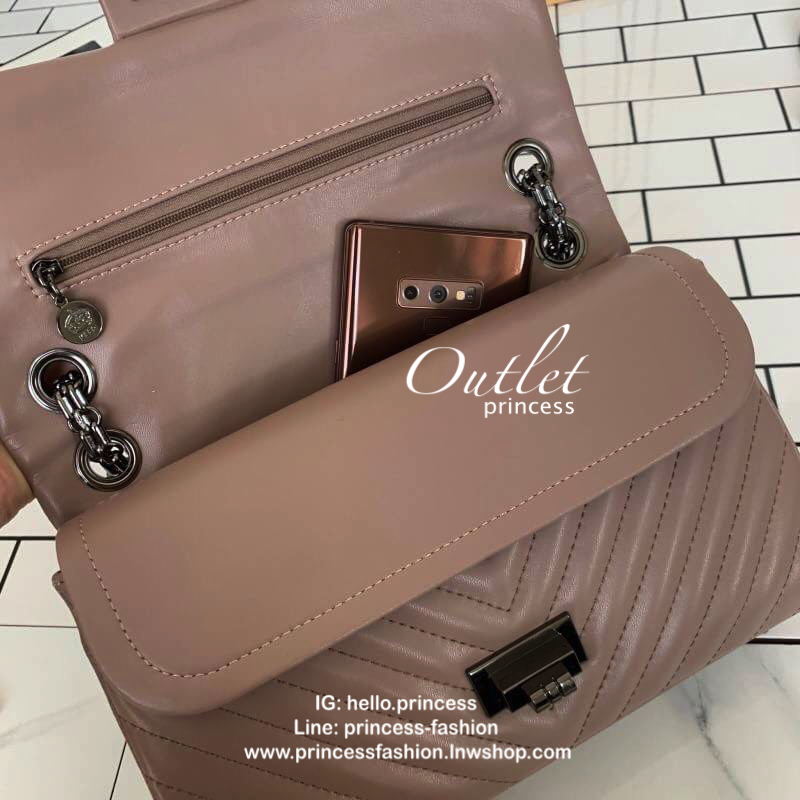 KEEP shoulder chevron chain handbag ( อะไหล่ รมควันดำ ) สวย หรู มากๆ เลยน๊า กระเป๋าอยู่ทรง ใครชอบส่งวันนี้ห้ามพลาดเลยนะคะ สายโซ่สะพายสบายคะ สายปรับ สั้น ยาวได้คะ ภายในสีแดง มีช่องใส่ของจิกจิงหลายช่องแบ่งเก็บของเป็นสัดส่วนมากๆคะ *ใบจริงสวยมาก เข้ากับชุดได้