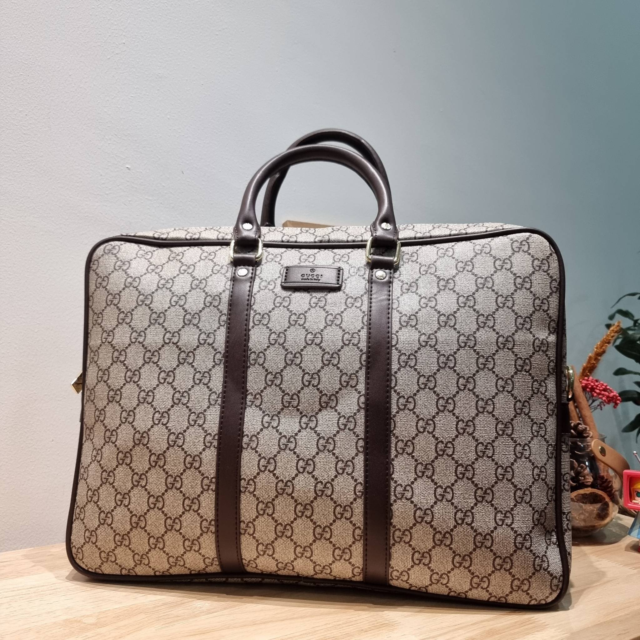 GUCCI BRIEFCASE / GG Supreme work bag / GG laptop bag / GG CLASSIC BRIEFCASE MESSENGER ไอเท็มสุดปัง!! ที่เหมาะสำหรับคนทำงานออฟฟิศมากๆ กระเป๋าถือรุ่นคลาสสิค ใส่เอกสาร โน๊ตบุ้ค อุปกรณ์การทำงานต่างๆได้สบายมาก