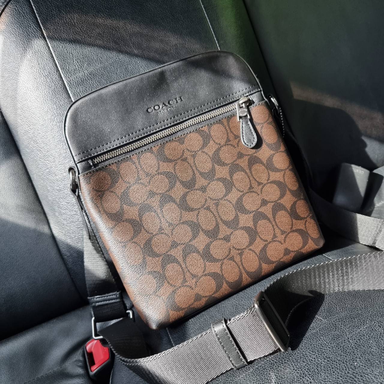 COACH F73336 HOUSTON FLIGHT BAG IN SIGNATURE CANVAS รุ่นนี้หนุ่มๆเค้ารู้กัน!! ขายดีตลอดกาล!! คลาสสิคไม่มีใครเกิน!! กระเป๋าสะพายข้างทรงแมสเซ็นเจอร์ยอดฮิต ทรงสวย ดูดี วัสดุหนังแคนวาสเคลือบลายสลับหนังแท้ เปิด-ปิดด้วยซิป ด้านหน้าและหลังสามารถใส่ของได้ ภายในแบ