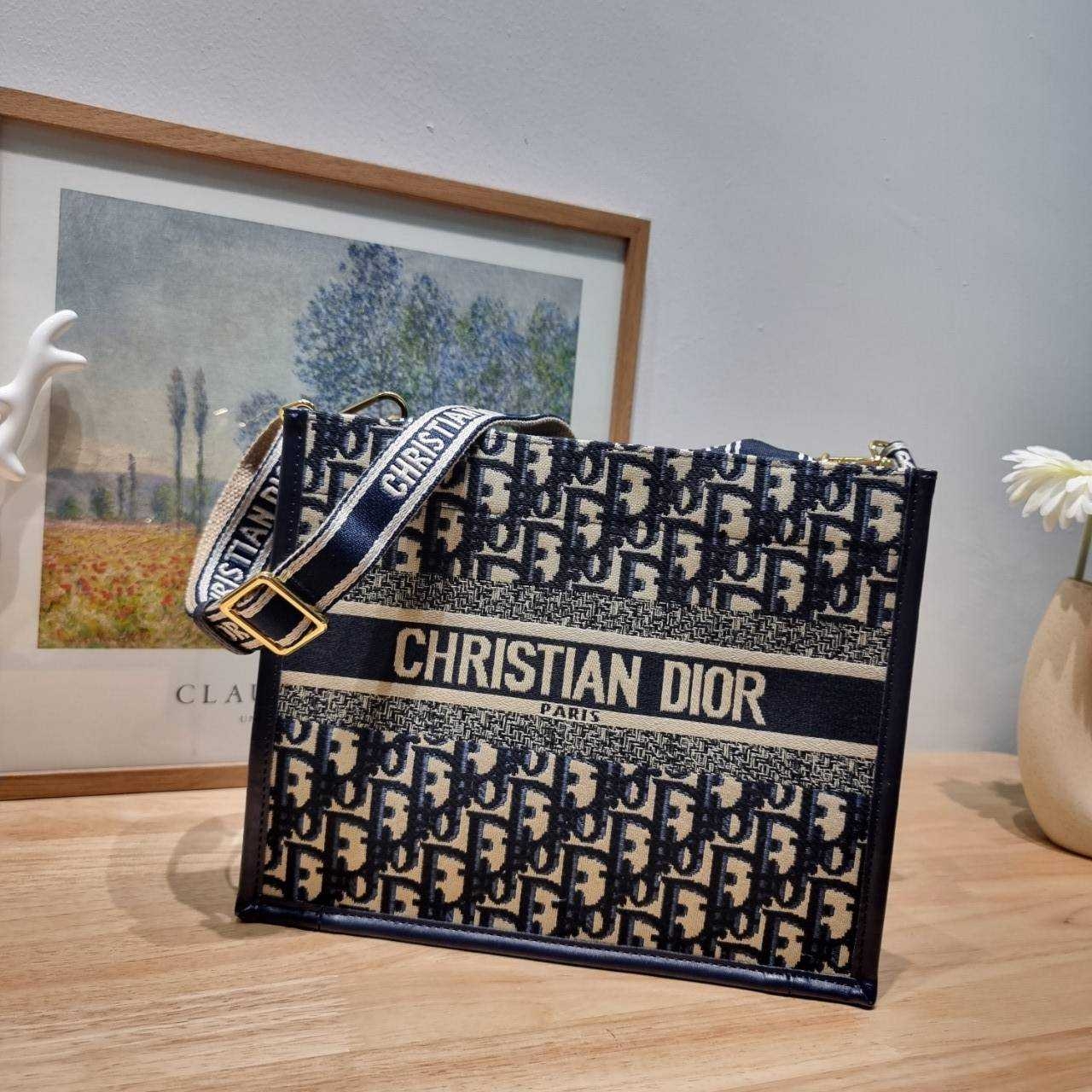 Dior small book tote bag กระเป๋าทรงโท้ทสุดฮิต ไซส์เล็ก ดีไซน์ใหม่ล่าสุด ที่มีทั้งความละมุนและหรูหรา เกรดออริ 1:1 ใช้งานต่างประเทศได้