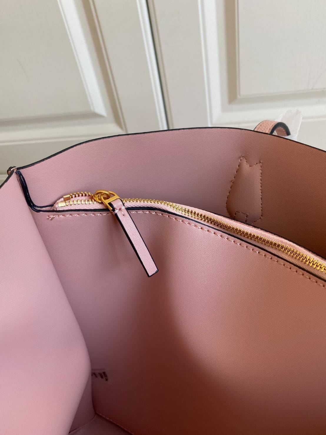 Tory Burch Women's Perry Tote Bag ออกแบบเพื่อสาวยุคใหม่ เหมาะสำหรับสาวๆที่ชอบกระเป๋าใบใหญ่ Large toteใช้งานได้ในชีวิตประจำวัน **จุของได้เยอะมาก ใช้วัสดุผสมผสานช่วยให้กระเป๋าเป็นทรงสวยโดยยังคงคุณภาพนิ่ม ดูเรียบหรูและคลาสสิค สามารถใช้เป็น every day bag