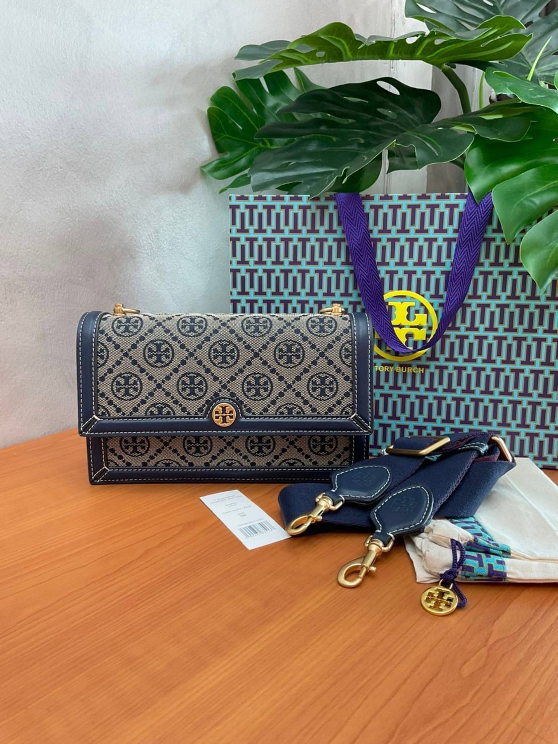 TORY BURCH 81000 MINI T MONOGRAM JACQUARD SHOULDER BAG คอลเลคชั่นฤดูใบไม้ผลิ 2021 กระเป๋าสะพายรุ่นใหม่จาก Tory Burch ดีไซน์สวยคลาสสิค แฝงไว้ด้วยความหรู ลวดลายผ้าแจ็คการ์ด T Monogram บนกระเป๋า Tory Burch นี้ เป็นการยกย่องให้กับงานควิลท์ชาวเพนซิลเวเนียดัตช์