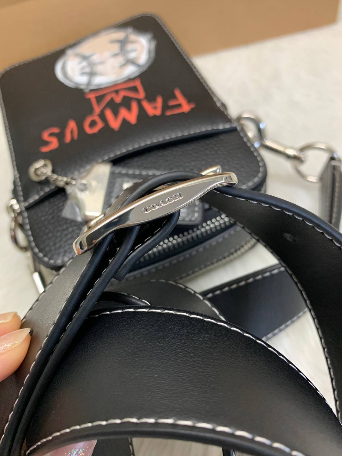 New arrival! Limited edition📌 COACH X JEAN-MICHEL BASQUIAT CROSSBODY ((7049)) 🌈อีกรุ่นที่ต้องมี ห้ามพลาด ดีไซด์จาก Michel Basquiat ค่ะ กระเป๋าสะพายครอสบอดี้ร์ ใช้ได้ทั้งชาย//หญิง ค่ะรุ่นนี้ หนังแท้อย่างดี ลายหนังสวยงามมากๆค่ะ! 🔺จุด