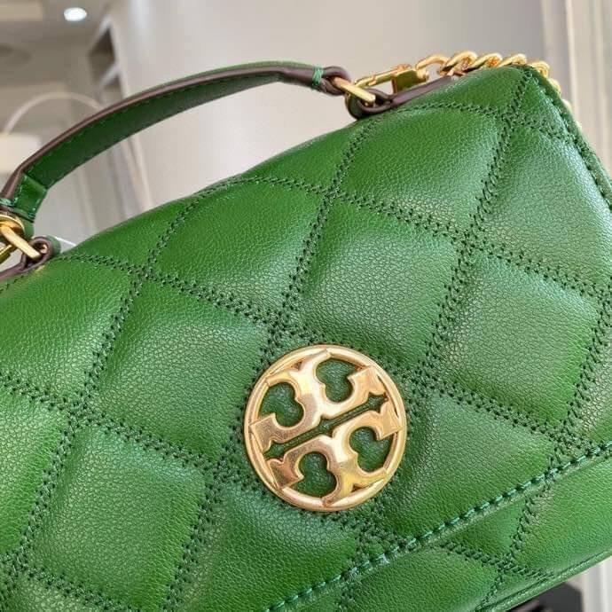Tory Burch Willa Mini Top Handle Bag พร้อมส่งที่ไทย ใบจริงคือสวยสุดดไปเลยค่าา! กระเป๋าสะพายข้างหรือหิ้วก็เก๋ไปอีกเลยค่ะ! หนังแท้อย่างดี ลายนวมนิ่มมือดีมากค่ะ ด้านหน้ามีอะไหล่โลโก้แบรนด์ เปิดปิดกระเป๋าแบบกระดุมแม่เหล็ก ภายในสามารถใส่กระเป๋าเงินใบกลางได้;มื