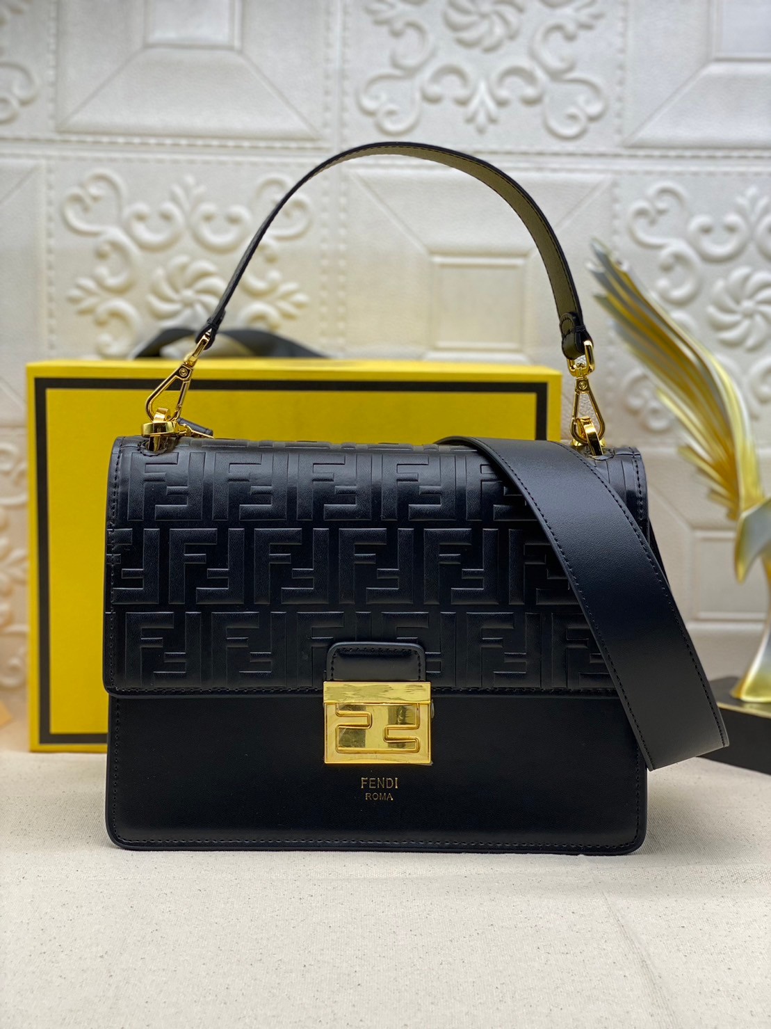 FENDI KAN leather bag เกรดออริจินอล สลับแท้ ด้วยสีและลวดลายคลาสสิกตามแบบแบรนด์ เข้าได้กับสาวๆ ทุกสไตล์ บ่งบอกความเป็น FF ได้อย่างสมบูรณ์แบบ