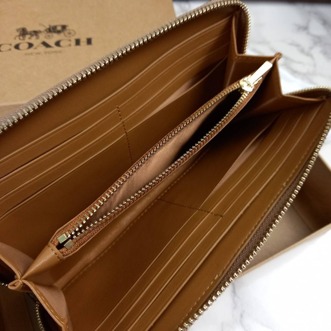 มาเท่าไหรก็ไม่เคยพอจริงๆ มีความต้องการกันถึงขีดสุด❣️😘>>COACH ACCORDION ZIP WALLET IN COLORBLOCK SIGNATURE CANVAS (COACH 31546)🍁กระเป๋าสตางค์ใบยาว ซิปรอบ //วัสดุหนังแคนวาสสลับหนังแท้ ดีไซน์สวย โดดเด่นลงตัวเป็นที่สุด ด้านในมีช่อ