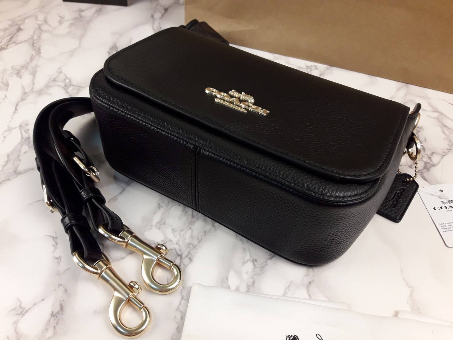 COACH SMALL JES MESSENGER WITH SIGNATURE CANVAS STRAP(COACH F77979)🌺 ทรงนี้ สวยมากจริงๆ ฮิตมากๆตลอดกาล //สะพายข้างฝาปิด ล็อคด้วยแม่เหล็กแน่นหนา รุ่นนี้สวยมาก >>วัสดุหนังแท้เต็มใบ หนังสวยคุณภาพดีมากๆ ยิ่งใช้ หนังยิ่งสวย>>สายสะพายถอดได้ 