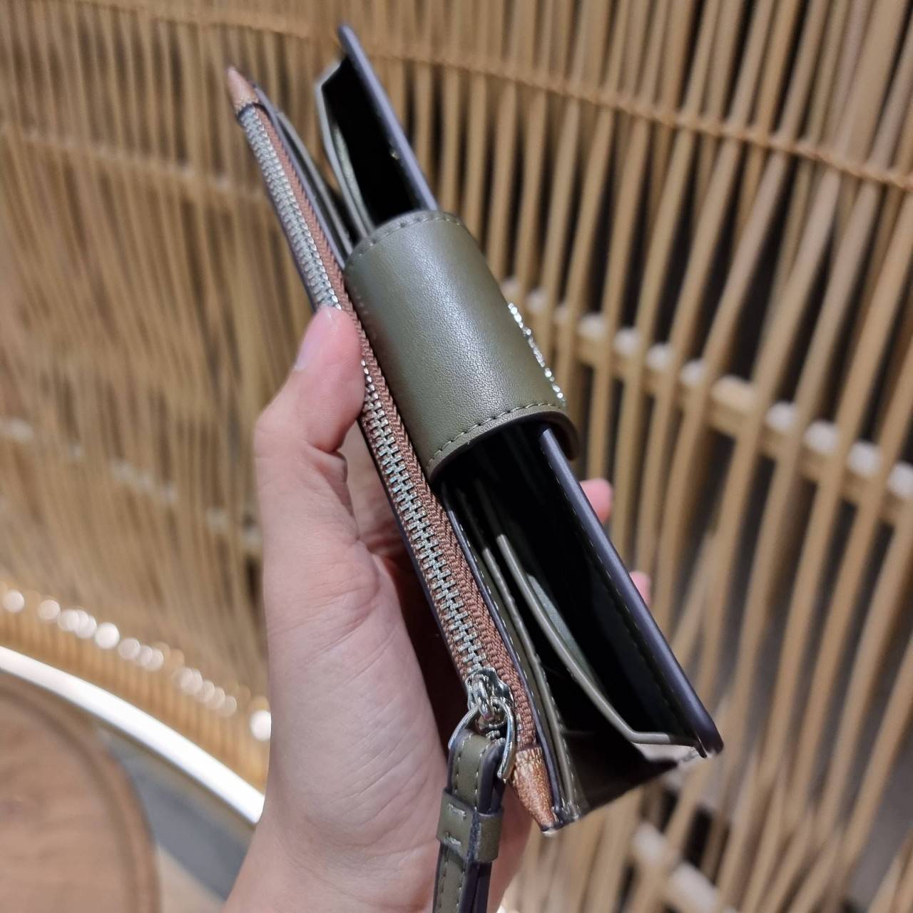 พร้อมส่ง 7 สี COACH C2874 TECH WALLET IN COLORBLOCK SIGNATURE CANVAS จัดให้สีใหม่ก่อนใคร!! ดีไซน์ใหม่ คอลเลคชั่นสวยหรู กระเป๋าสตางค์พร้อมสายคล้องมือ ง่ายต่อชีวิตมากจ้า!! มันดีอะไรเบอร์นี้ ใส่ได้ทั้งบัตร และโทรศัพท์ก็ใส่ได้ทุกรุ่น แถมยังมีช่องซิปแยกไปอีก ช