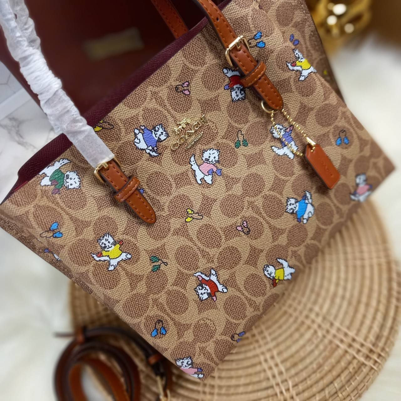 ไม่หลงรัก ทำไงไหว!! COACH MOLLIE TOTE 25 IN SIGNATURE CANVAS WITH SNOOPY (COACH C4250) กระเป๋าถือ กระเป๋าสะพาย รุ่นฮิต พิมพ์ลาย น่ารักเกินเบอร์ได้อีก// ขนาดเหมาะมือ มีสายสะพายยาว ถอดและปรับระดับได้ //วัสดุแคนวาส ผสมหนังแท้ ขึ้นทรงสวย ลาย SIGNATURE ด้านในโ