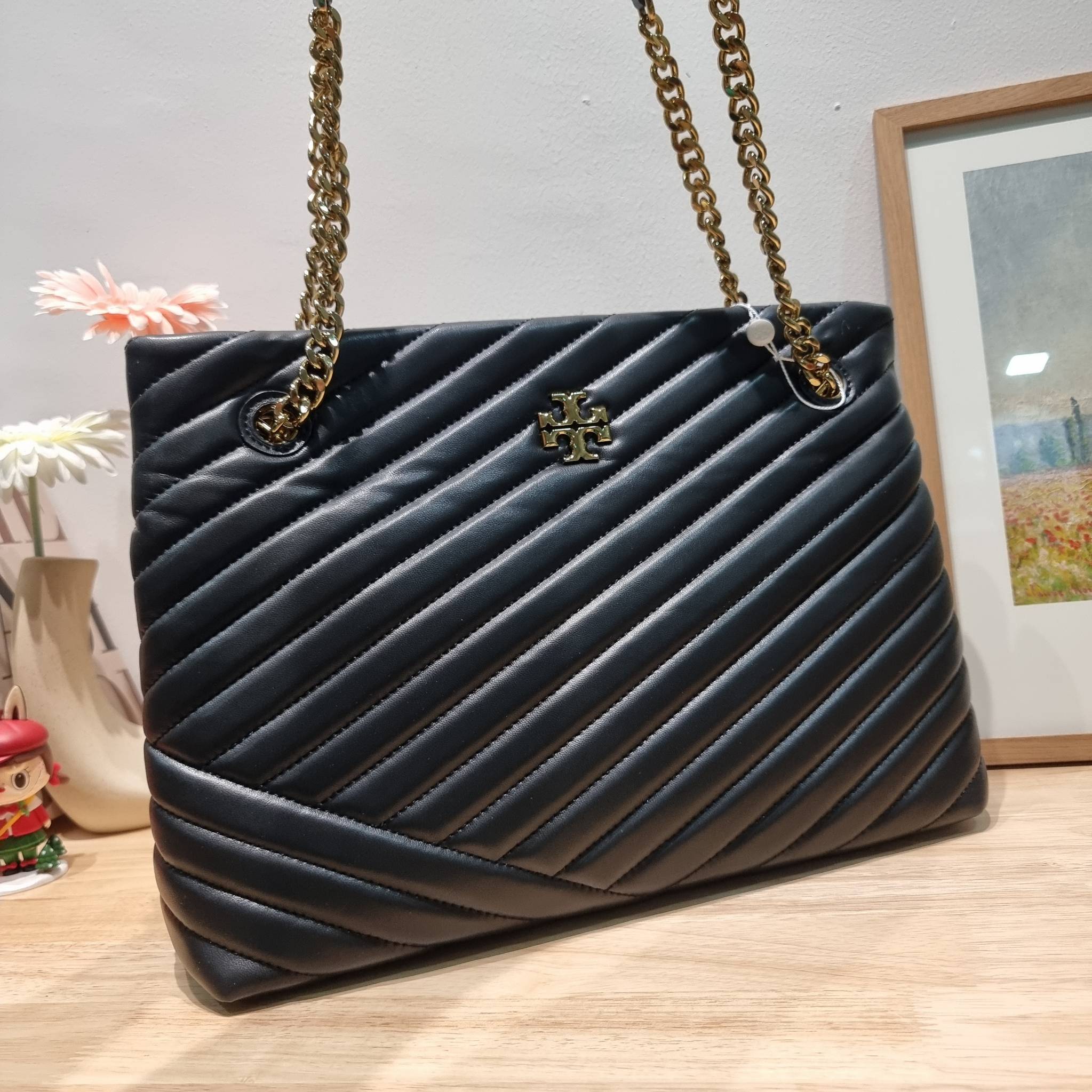 TORY BURCH KIRA CHEVRON TOTE กระเป๋าสะพายรุ่นที่ใครๆก็ต้องมี กับทรงโท้ทไซส์ใหญ่ ใช้ยังไงก็ดูหรู ดีไซน์เฉพาะตัว วัสดุหนังสัมผัสนิ่ม