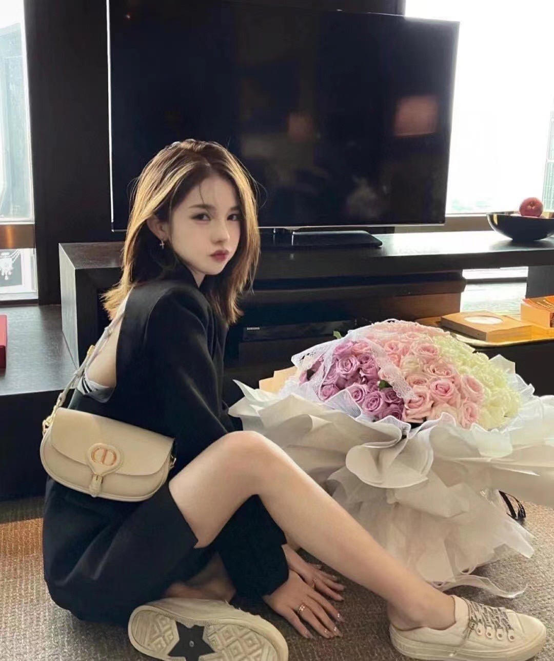 หนังแท้ DIOR BOBBY EAST-WEST BAG พร้อมส่งที่ไทย งานหนังแท้ทั้งใบเกรดออริจินอล ภาพสินค้าถ่ายจากงานขายจริง ใช้งานต่างประเทศได้ รุ่นใหม่ในฤดูกาลนี้ เพิ่มความทันสมัยให้กับซิลลูเอทของ Hobo ผ่านเส้นสายที่สง่างามและสัดส่วนที่กลมกลืนกัน สไตล์หนังลูกวัว โดดเด่นด้ว