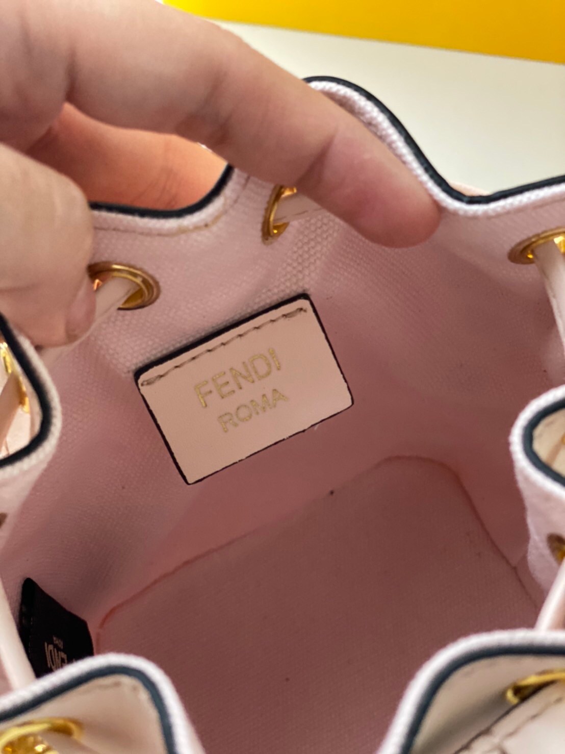 VIP GIFT 】FENDI Bucket in Pastel Bag สีหวานน่ารัก โดดเด่นด้วยสีสันสะดุดตา ดูแพงมากกกกก จัดหนักกันไปเลย กับรุ่นที่สาวๆรอคอย พร้อมเสิร์ฟความสวยให้ถึงบ้านแล้วน้า กระเป๋าบัคเก็ตทรงยอดนิยม ดีไซน์ใหม่ล่าสุด ยูนีคไม่เหมือนใคร งานฝีมือมากๆ ภายในเป็นช่องโล่งกว้าง 