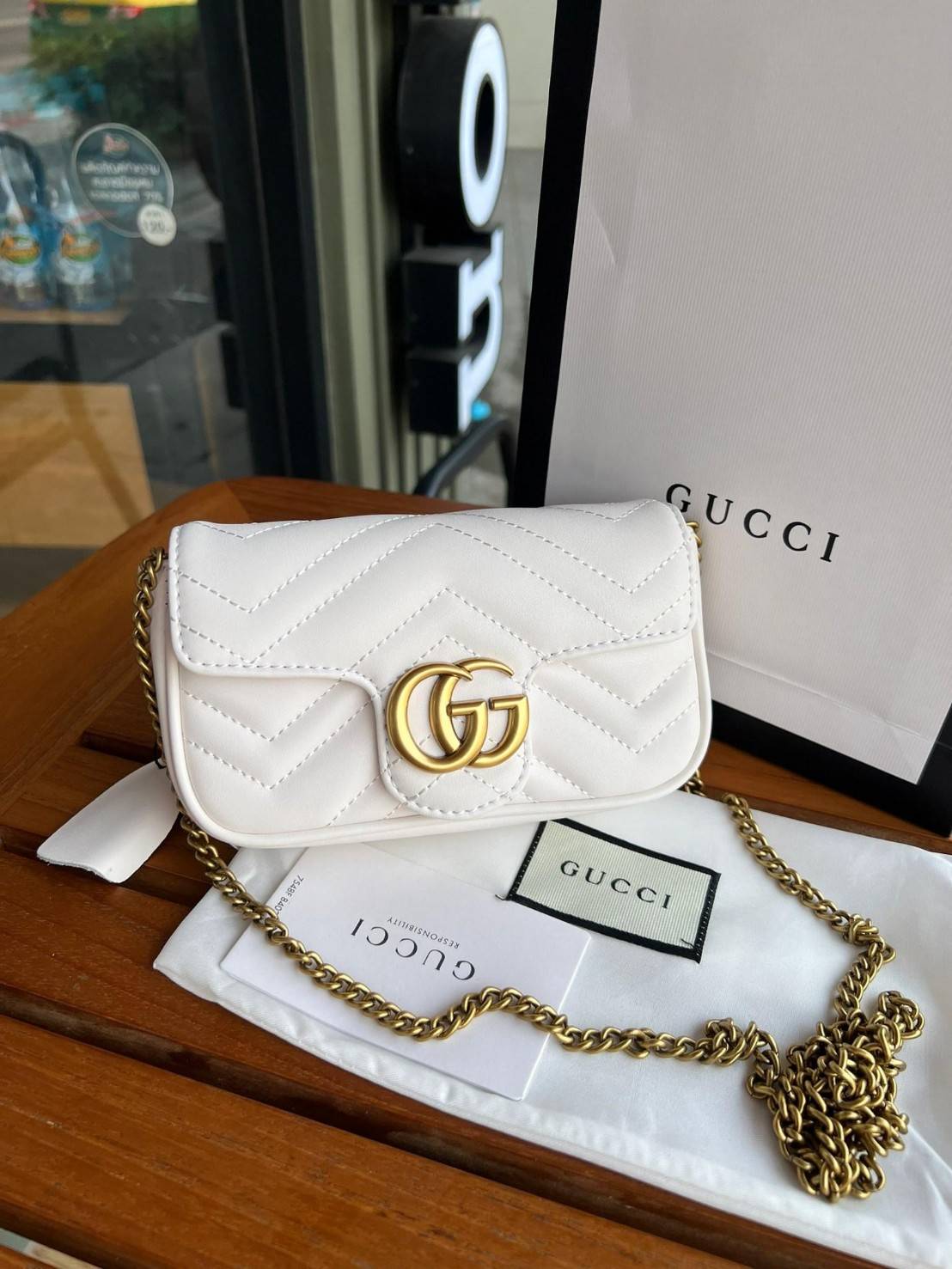 Gucci Marmont Super mini Premiumgift กระเป๋าสะพายข้างใบเล็ก น้องมินิ น่ารั๊กมุ้งมิ้ง วัสดุหนังเชฟรอน สายสะพายแบบโซ่ อะไหล่ทองหรูหรา ด้านหน้าประดับโลโก้แบรนด์หรู ทนทาน แข็งแรง น้ำหนักเบา ใส่ตังค์ใส่โทรศัพท์ Iphone+ ได้ น่ารักมุ้งมิ้ง ไม่ควรพลาดเลยค่า