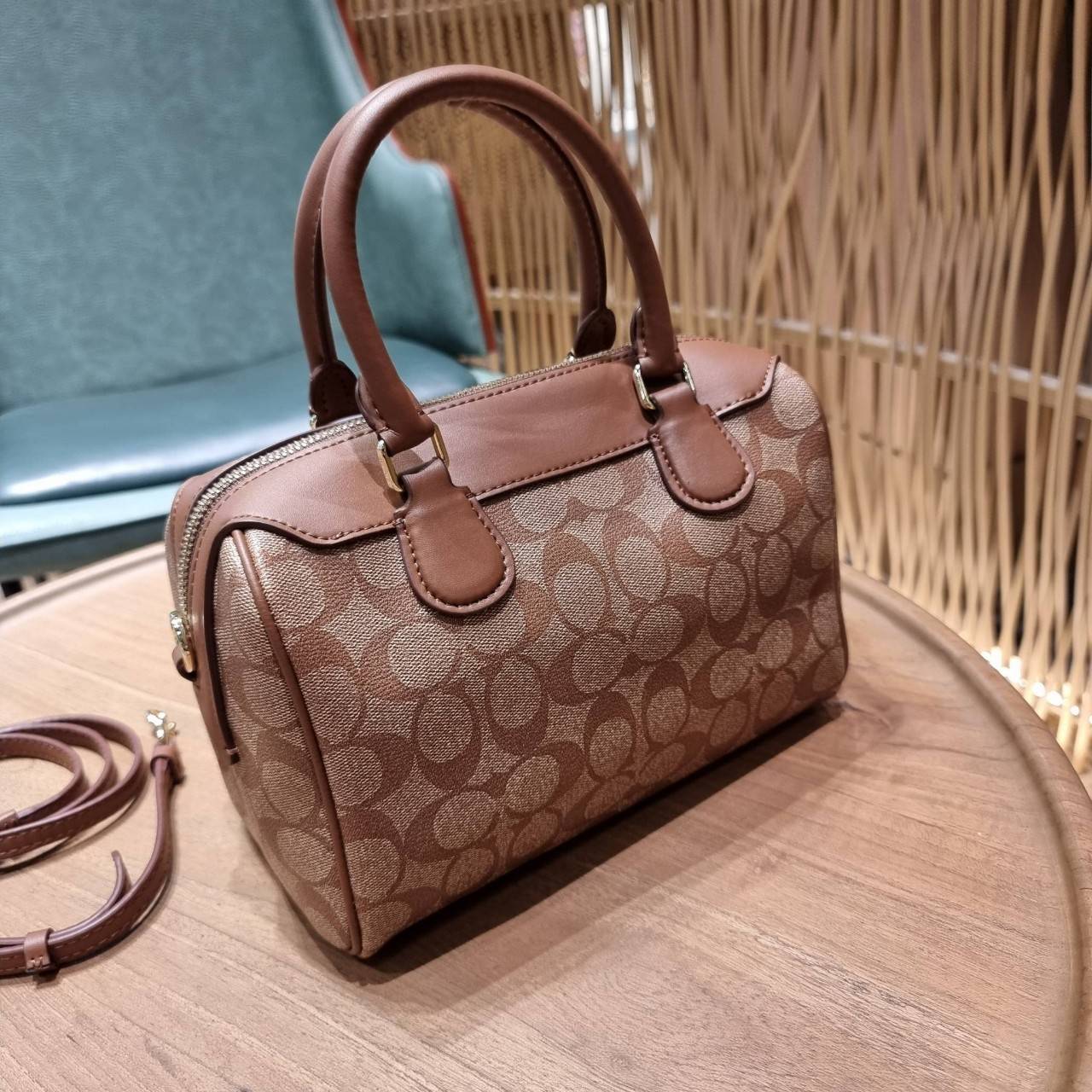 COACH F32203 MINI BENNETT SATCHEL IN SIGNATURE CANVAS กลับมาอีกครั้ง!! กับกระเป๋าทรงหมอนยอดฮิต 🥳 มีกี่สีก็ขายหมด วัสดุหนังแคนวาสเคลือบลาย ทรงสวยใช้งานได้ทุกโอกาส ภายในโล่งกว้างใส่ของได้เยอะ มีหูจับในตัว และสายสะพาย crossbody ปรับได้ตามตัว ใบนี้ไม่