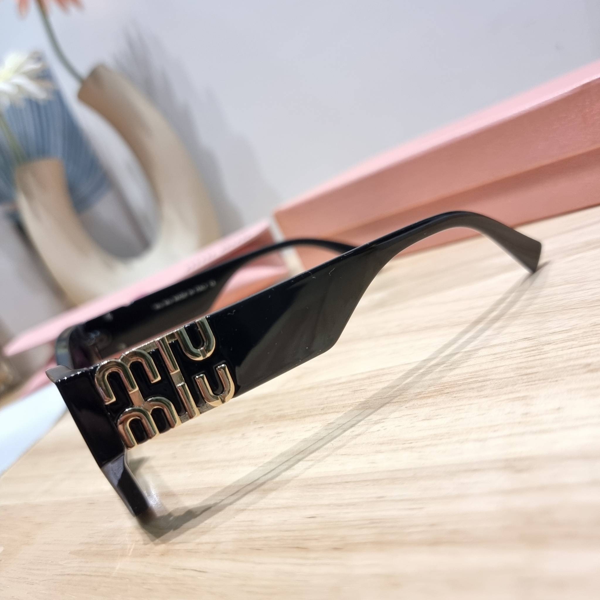 MIU MIU Sunglasses UV protection มาพร้อมอุปกรณ์ครบเซ็ท สวยปัง สวยตะโกน มีพกติดตัวไว้ไม่ตกเทรนด์ ใส่เสริมโหงวเฮ้ง ดูผู้ดี ใช้ได้ทุกโอกาส ทุกสถานการณ์ ใส่ที่บ้านถนอมสายตา ใส่ออกข้างนอกกันแดด กันลม กันฝุ่นก็มั่น ก็เลิศทั้งหมด