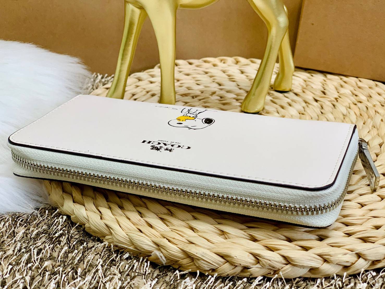 ของแท้ 💯% COACH X PEANUTS SNOOPY ACCORDION ZIP AROUND LEATHER WALLET (ดำ//ชมพู//น้ำตาล//ขาว)