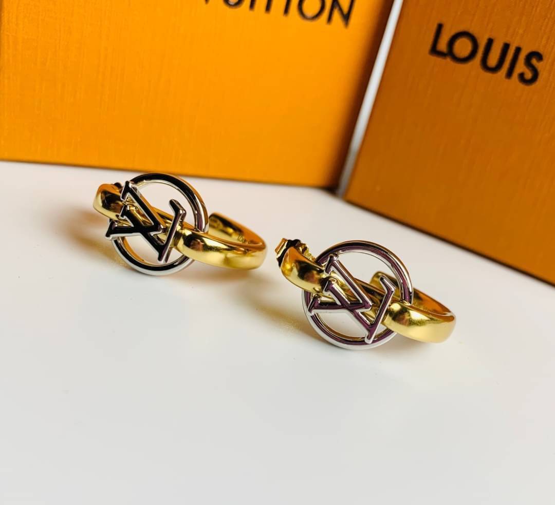 LV earring / Louis Vuitton earring ต่างหูหลุยส์ เกรดออริจินอล งานเคลือบโลหะทอง ไม่ลอกไม่ดำ เงาสวยคล้ายของจริงมากที่สุด สวยหรูหรา ผู้ดี ไฮโซสุดๆ งานเล่นไฟสวยมากค่ะ คอนเฟิม !!!!! เกรดสั่งทำแบบละเอียดที่สุด เก็บรายละเอียดครบ ปั้มโลโก้ สวยมากค่ะ