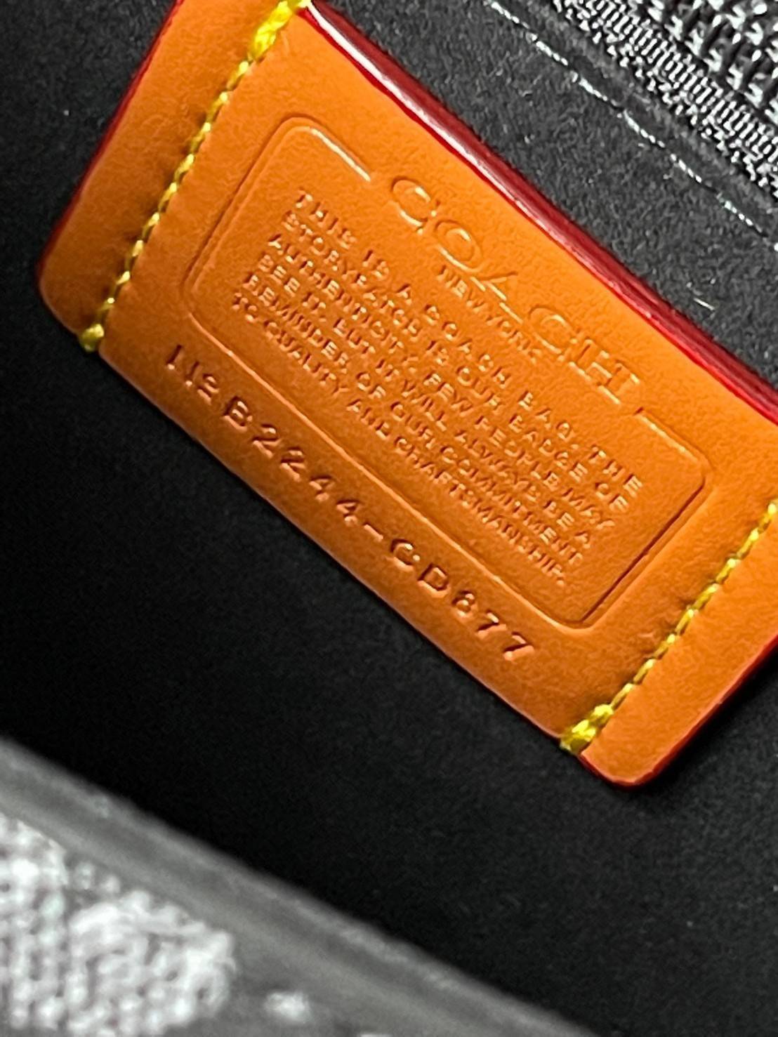 Coach Frankie Crossbody In Signature Canvas Leather Bag Sling CD877 กระเป๋าสไตล์แฮนด์ฟรีที่จัดระเบียบอย่างดีสำหรับการเดินทางหรือที่ทำงาน Frankie Crossbody ขนาดกะทัดรัดถือทุกสิ่งที่จำเป็นด้วยพื้นที่สำหรับโทรศัพท์ กระเป๋าสตางค์ กุญแจและอีกมากมาย ผลิตจากผ้าแ