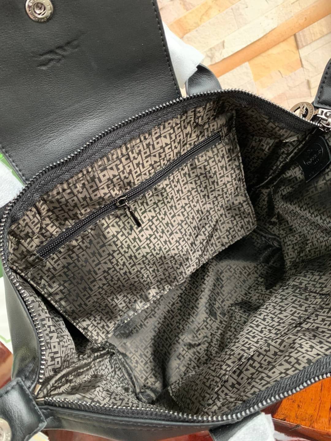 Longchamp LE PLIAGE CUIR TOP HANDLE BAG S เรียกว่าเป็นกระเป๋าอีกหนึ่งรุ่นที่ไม่ว่ายังไงก็ฮอตฮิตและติดเทรนด์ตลอดไม่เคยเปลี่ยนกับ ทรง Le Pliage Cuir หนึ่งในตระกูลกระเป๋าสุดไอคอนิกจากแบรนด์ เมื่อรุ่น Le Pliage Cuir ในรูปแบบของหนังแกะ Metis ได้ถือกำเนิดขึ้นใน