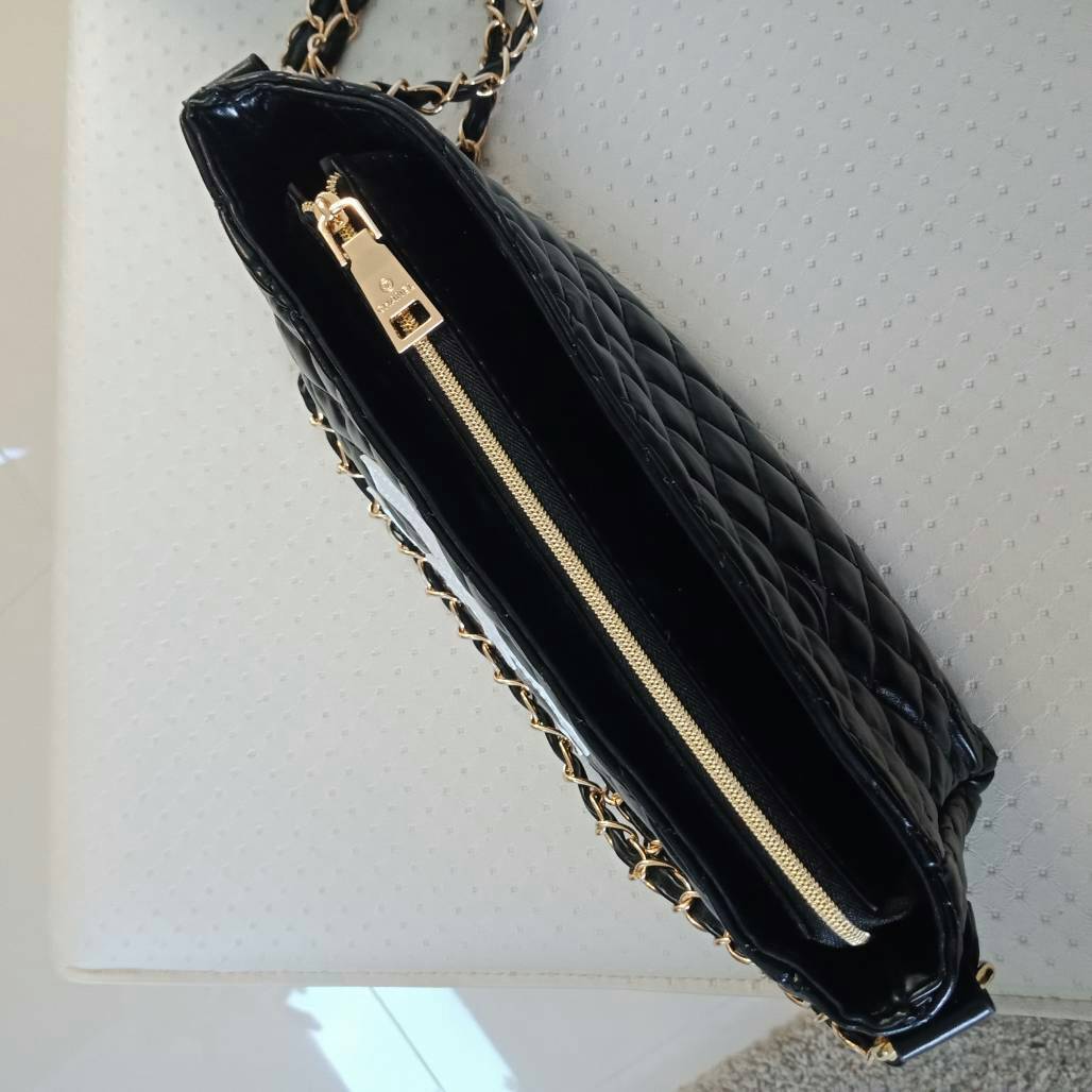 New Arrival 2018!!! Chanel Cosmetic Cluth Bag With Chain กระเป๋าทรงสวยหรู อะไหล่ทองจาก Chanel Cosmetic Counter VIP Gift วัสดุหนังสังเคราะห์ PU เต็มใบ เปิดปิดด้วยซิปปั้มหัวซิปแบรนด์ ซับในสกรีนโลโก้ ภายในกว้างใส่กระเป๋าสตางค์ใบยาว iphone เครื่องสำอาง มาพร้อ