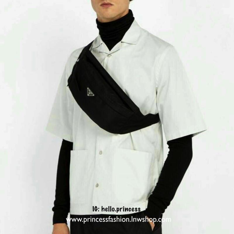 New Must Have Now อีกหนึ่งรุ่น Prada เหมาะกับท่านชาย เป็นอย่างยิ่ง กับกระเป๋าคาดอก / คาดเอว ทรงสวย จากงานพรีเมี่ยมกิ้ฟจากแบรนด์ PRADA ทรงฮิต วัสดุผ้า NYLON คุณภาพดี กันน้ำ100% ใส่ของได้หลากหลาย ตัวกระเป๋าอะไหล่สีเงิน ตัวล้อคปั้มจมแบรนด์สุดหรู ด้านมาพร้อมซ