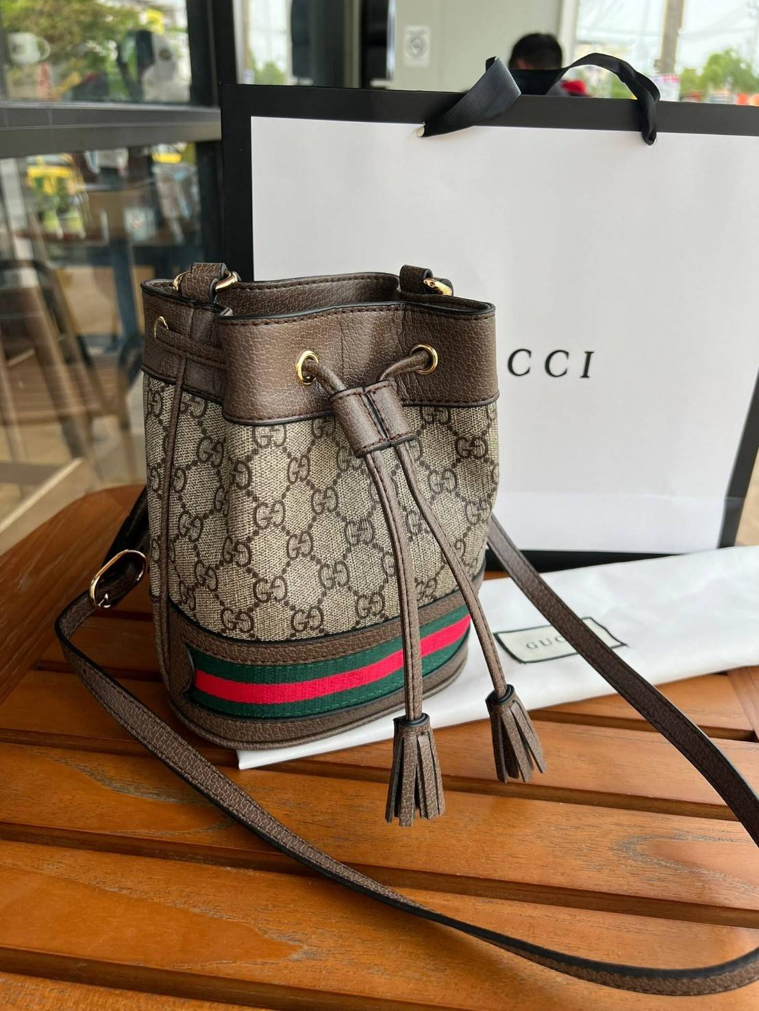 GUCCI Ophidia mini small GG bucket bag กระเป๋าถือหรือสะพายข้าง ขนาดเล็ก ทรงขนมจีบ วัสดุผ้าใบ+หนังแท้ พร้อมแถบลายทางสีเขียวและสีแดงด้านล่าง ด้านในโล่ง มี1ช่องเล็ก สายยาวถอดสายไม่ได้ ปรับระดับได้ ใบนี้เรียบหรูดูดีสุดๆไม่ควรพลาดค่า