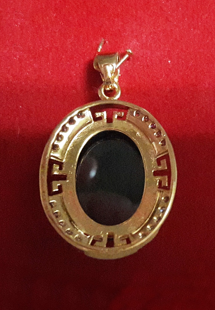 จี้พลอยมณีใต้น้ำ(เพชรพญานาค)สีดำแบบใหญ่เลี่ยมกรอบประดับเพชร(ทุกราศี)เสริมโชคเสริมดวงค่ะ