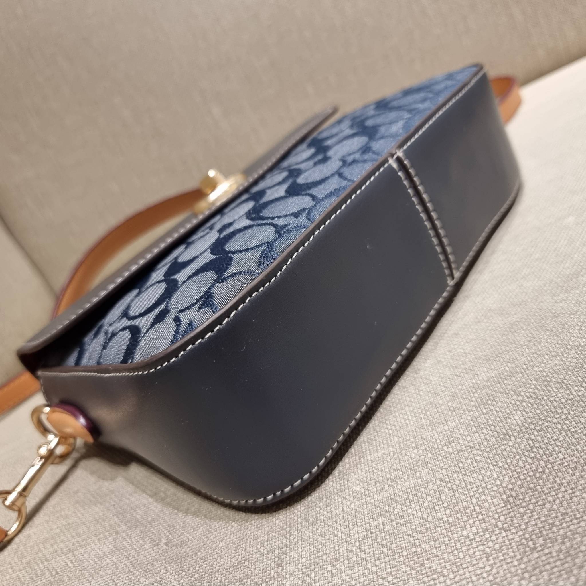 COACH C4921 MARLIE TOP HANDLE SATCHEL IN SIGNATURE CHAMBRAY กระเป๋าถือ/สะพายข้าง มีดีไซน์ยูนีค โดดเด่น ตกแต่งโลโก้ด้านข้างอะไหล่ทอง วัสดุผ้าแชมเบรย์ ทอเส้นลายสวย เปิด-ปิดด้วยตัวล็อคแน่นหนา ภายในเป็นช่องโล่ง ใส่ของได้ครบครัน มาพร้อมหูจับในตัวและสายสะพายข้า