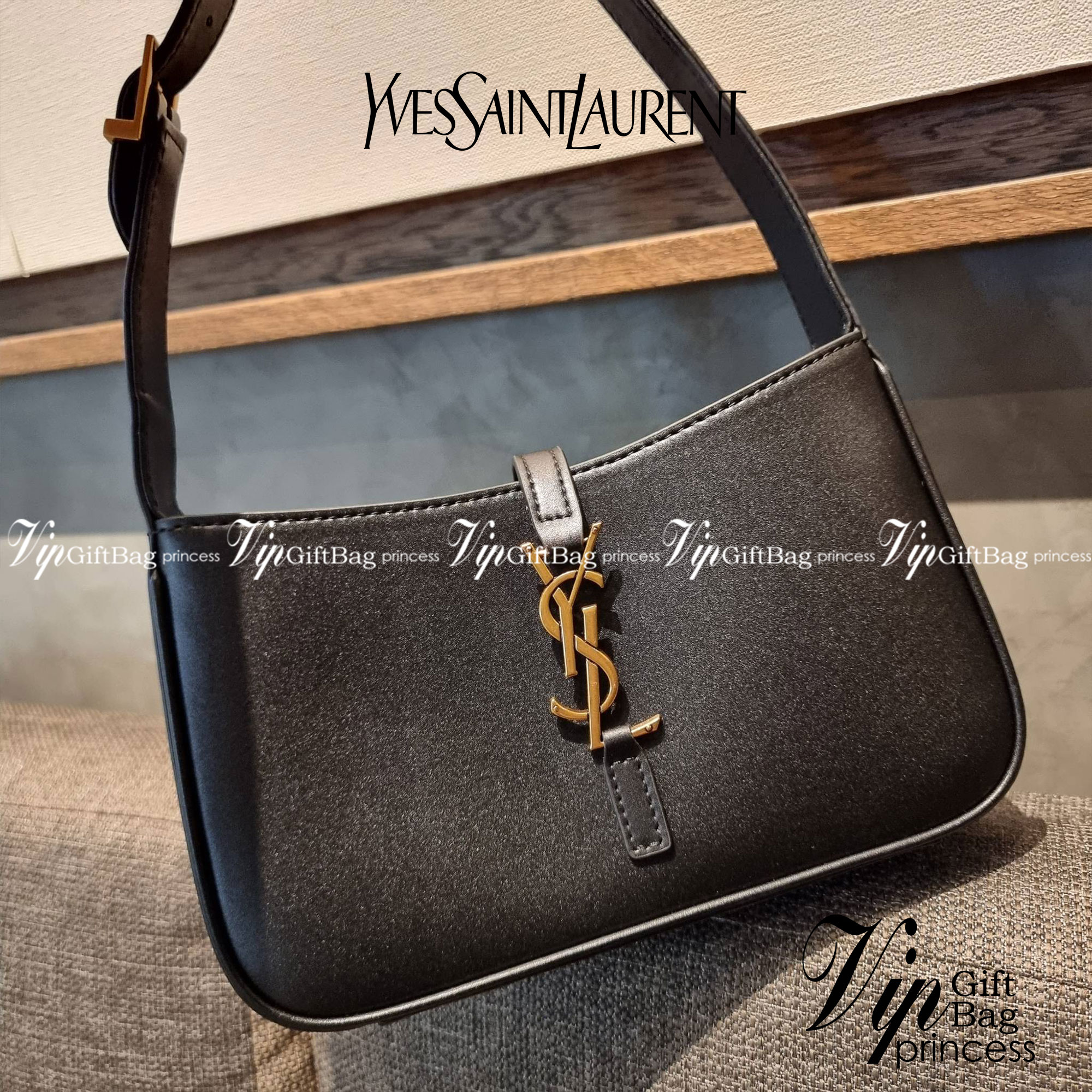 YSL LE 5 À 7 HOBO BAG IN SMOOTH LEATHER / Yves Saint laurent hobo bag กระเป๋าสะพายไหล่ ดีเทลหรู สวยครบทุกมุม ตอบโจทย์สาวๆทุกไลฟ์สไตล์ เพราะใช้งานได้ง่ายและสะดวก วัสดุหนังแท้ สัมผัสดีงาม น้ำหนักเบา ดูแพงที่สุด โดดเด่นด้วยโลโก้ สามารถเกี่ยวคล้องเพื่อล็อคปิด