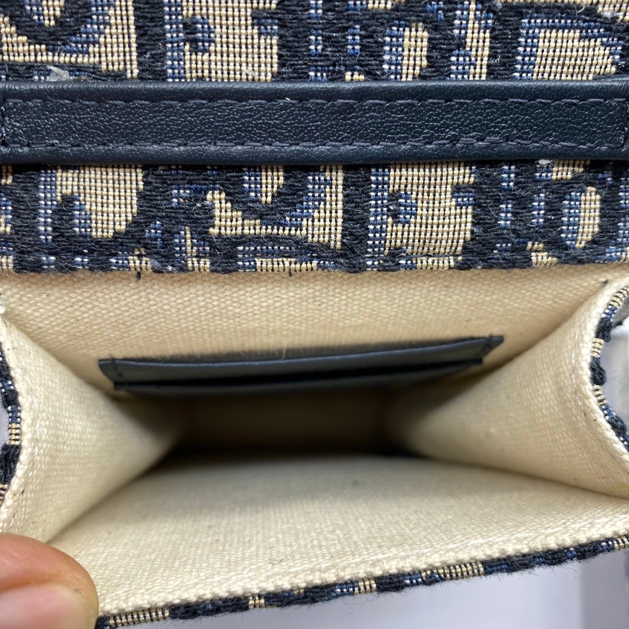 หนังแท้ DIOR PHONE BAG / DIOR PHONE HOLDER BAG กระเป๋าใส่โทรศัพท์เอกลักษณ์ของความหรู สายสะพายโซ่อะไหล่ทอง วัสดุหนังแท้และผ้า Jacquard อย่างดีสวยงามที่สุด ผสมผสานความสง่างามและคลาสสิกที่เข้ากับยุคสมัย ด้านหน้าโดดเด่นด้วยซิกเนเจอร์แบรนด์ เป็นอีกหนึ่งรุ่นที่