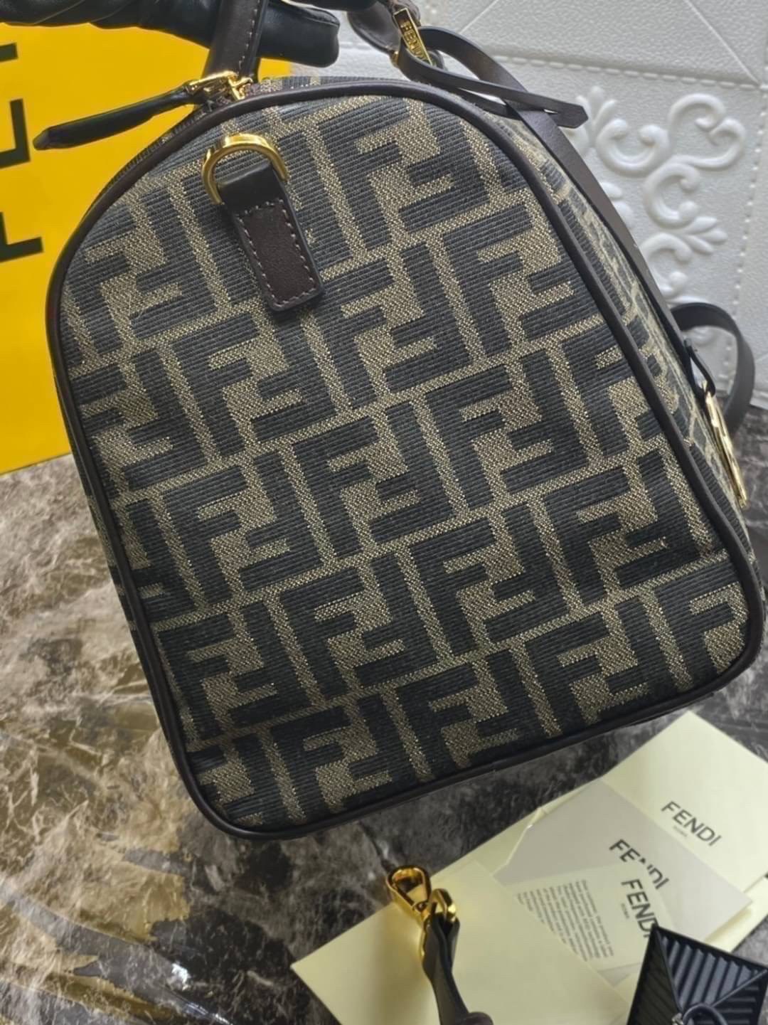 หนังแท้ Fendi Travel Bag Fendi Boston Vintage Bag พร้อมส่งที่ไทย Tobacco Zucca Canvas and Gold hardware. กระเป๋าเดินทางใบใหญ่กำลังดี ภายในโล่งกว้าง จุของได้เยอะ ภาพสินค้าถ่ายจากงานขายจริง ใช้งานต่างประเทศได้ค่ะ