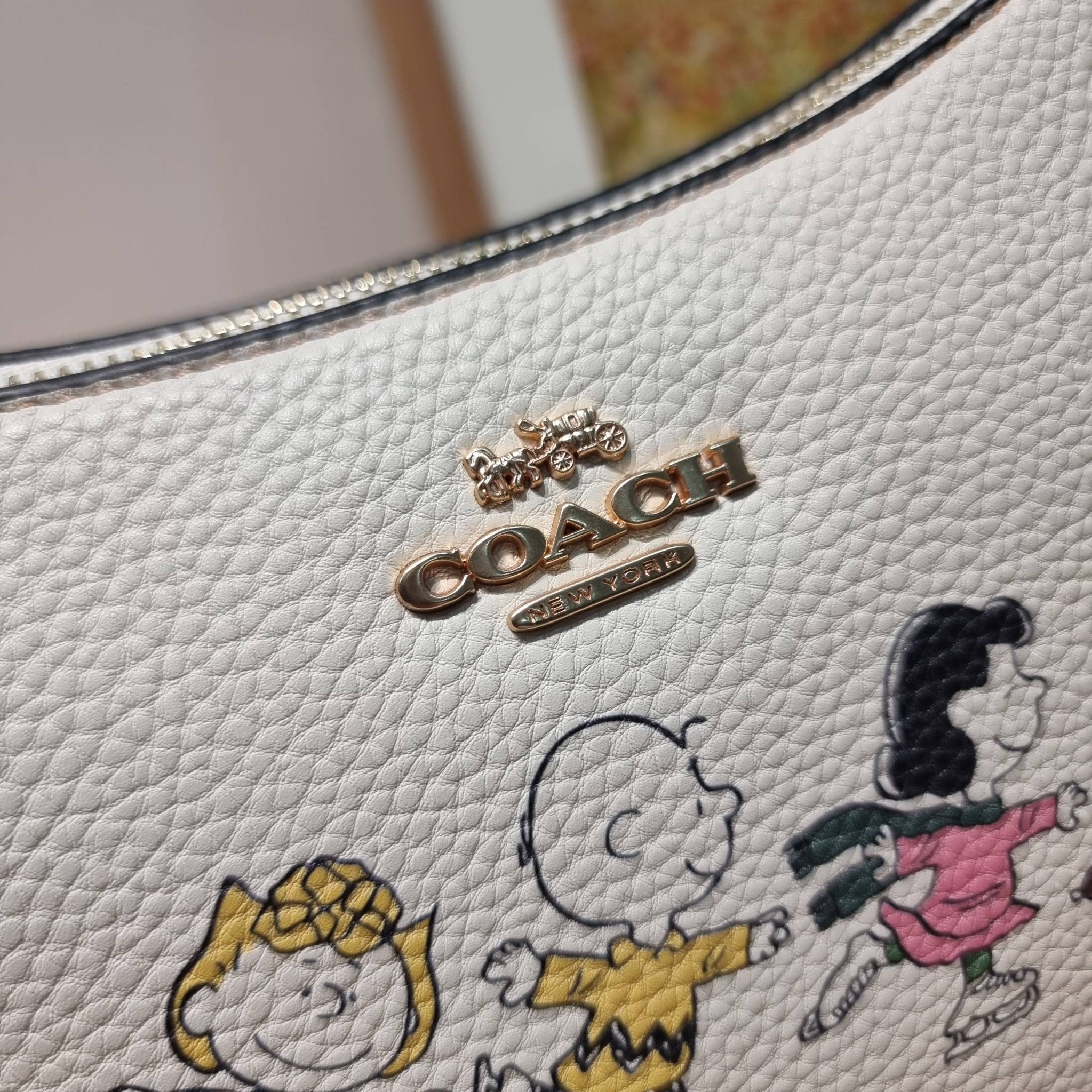 Coach X Peanuts Teri Shoulder Bag With Snoopy And Friends Motif CE861 คอลเลคชั่นสุดคิ้วท์ ไม่ให้ช้อปยังไงไหว!! กับกระเป๋าสะพายไหล่กึ่งทรงพอช พร้อมเสิร์ฟความสวยถึงบ้านไปเลยก่อนใคร แบบไม่ต้องพรีฯ ด้วยดีไซน์ลวดลายกาน์ตูนยอดฮิต มาพร้อมสายสะพาย 2 เส้น