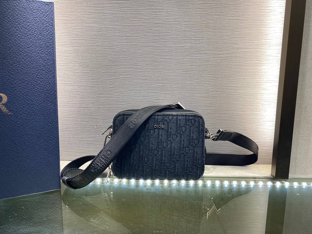 หนังแท้ DIOR POUCH WITH SHOULDER STRAP Oblique Jacquard พร้อมส่งที่ไทย งานหนังแท้และผ้าแจ็คการ์ดออริจินอล ภาพสินค้าถ่ายจากงานขายจริง ใช้งานต่างประเทศได้