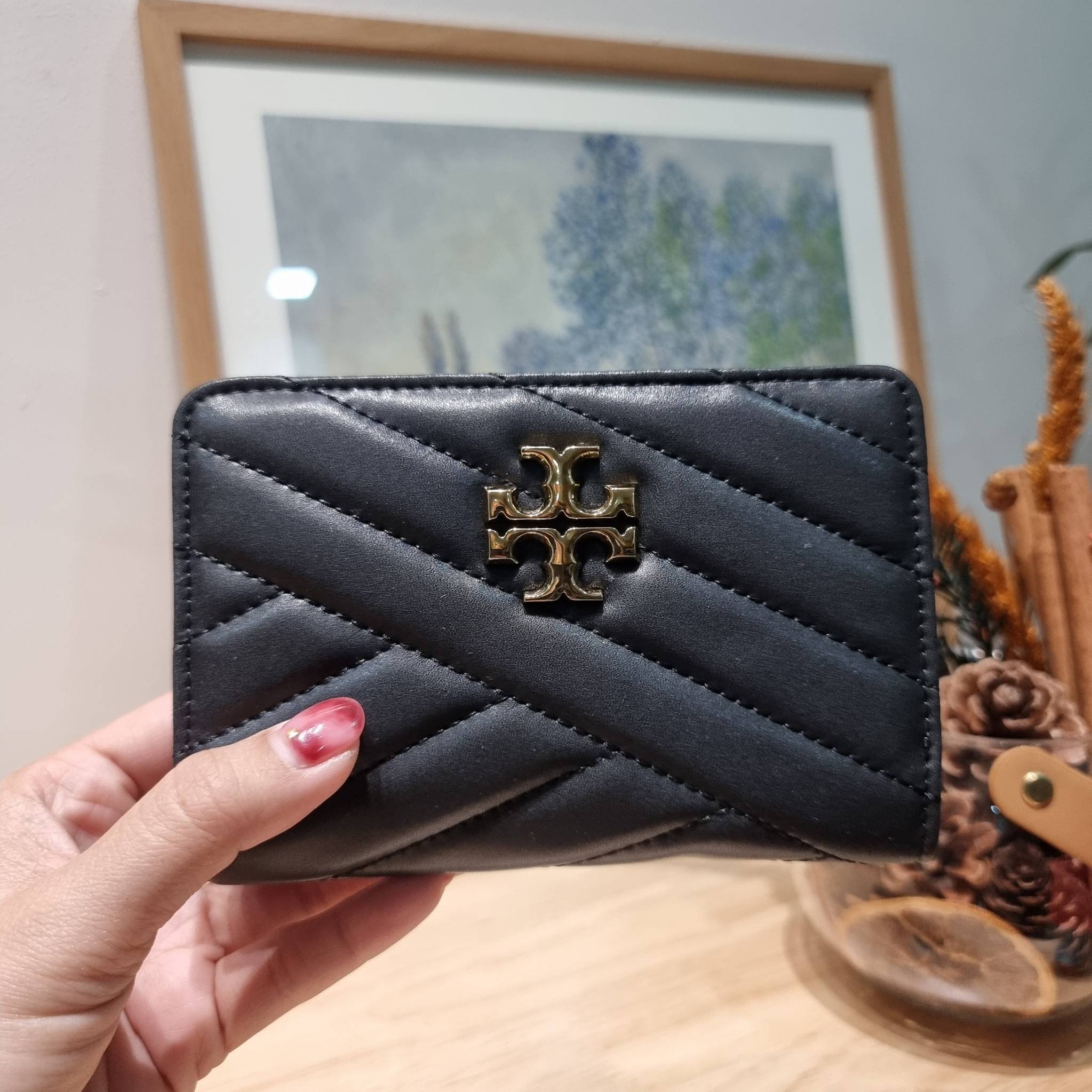 TORY BURCH KIRA CHEVRON MEDIUM SLIM WALLET กระเป๋าสตางค์ใบกลางรุ่นบาง ไม่กินพื้นที่กระเป๋า ดีไซน์เรียบหรู