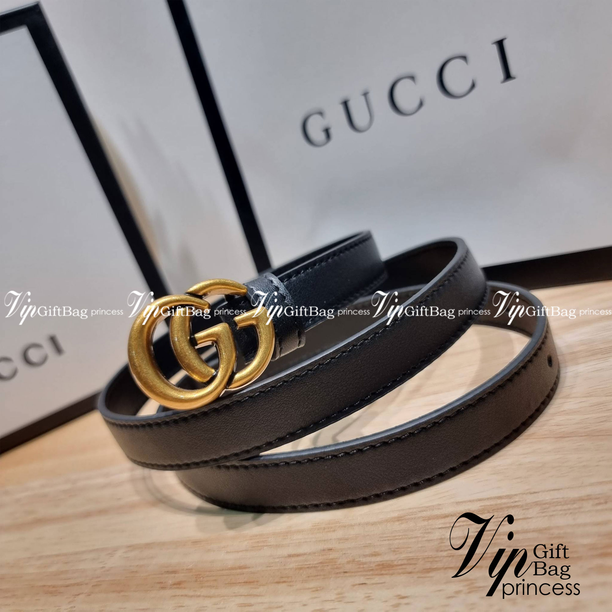 GUCCI BELT LEATER 2mm / GG belt box set เข็มขัดกุชชี่รุ่นคลาสสิค เรียบง่าย ผู้ดี เป็นซิกเนเจอร์ ด้วยดีไซน์ double buckle อะไหล่สีทองวินเทจ ทำให้ใช้งานเป็น everyday use ได้เลย พร้อมออริจินัล box ที่สุดของการคอมพลีทลุทด้วยเข็มขัดเส้นนี้เส้นเดียวได้เลย แนะนำ