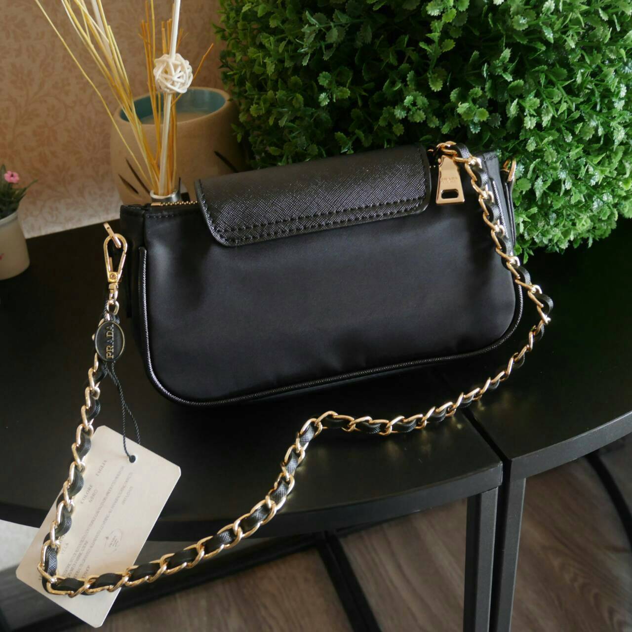 Best Seller! พร้อมส่งความแซ่บ กระเป๋าอเนกประสงค์ จากแบรนด์ PRADA มาค่า เป็น กระเป๋าผ้าไนล่อน ตามแบบฉบับของแบรนด์เลย ใบนี้มีสายยาวโซ่สลับหนัง (ปรับไม่ได้แต่ถอดสายได้คะ) **เลิศมาก สะพายเป็น shoulder bag ได้เลย **ขนาดกำลังดีคะ ตัวกระเป๋าเบามาก ใส่มือถือ7+ได้