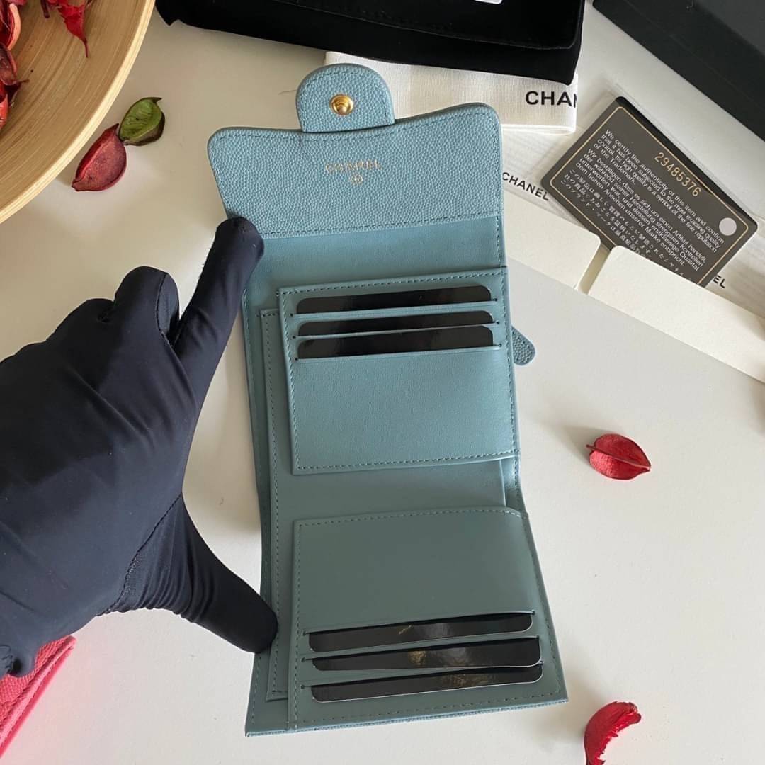 หนังแท้ Chanel Classic small wallet caviar 3 พับ พร้อมส่งที่ไทย รุ่นยอดนิยมไอเท็มฮิตวัสดุหนังแท้คาเวียร์สวยคลาสสิคเปิดปิดด้วยฝาปิดกระดุมด้านหน้ามีโลโก้แบรนด์อะไหล่ทองสวยหรูดูดี ตัวจริงสวยน่าใช้ Chanel mini นาทีนี้กำลัง in สุดๆ ภาพสินค้าถ่ายจากงานขายจริง ใ