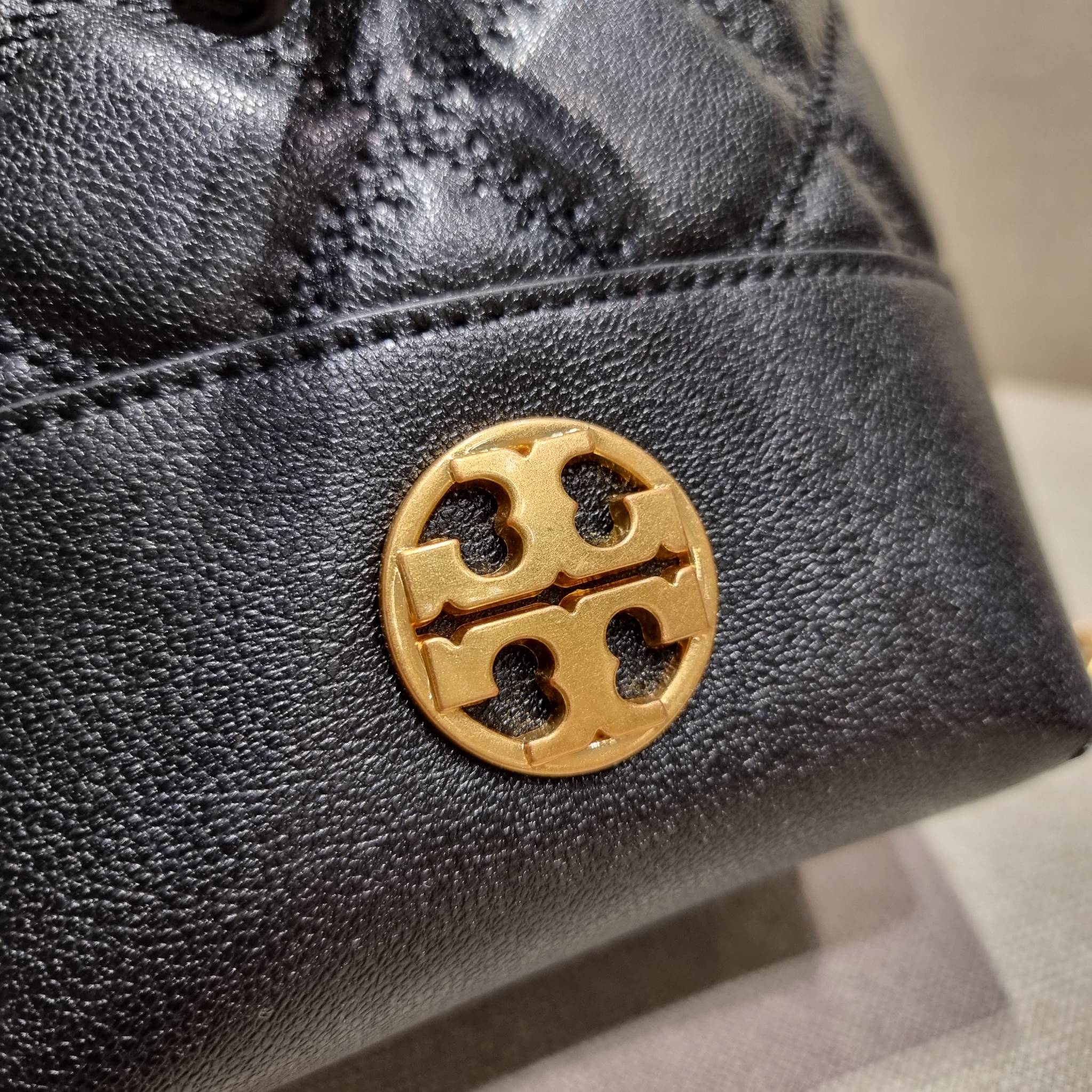 TORY BURCH WILLA MINI BUCKET BAG NEW ARRIVAL สุดปัง กระเป๋าสะพายทรงบัคเก็ต สวยผู้ดี โดดเด่นด้วยโลโก้สีทองดูหรู อัพลุคผู้ดี๊ผู้ดี วัสดุหนังแท้ ดีไซน์บุนวม เส้นคมดีเทลหรู เปิด-ปิดหนังรูดปากกระเป๋า มีหูหิ้วในตัว คล้องแขนเก๋ๆ ภายในเป็นช่องโล่ง มีช่องย่อย ใส่ข