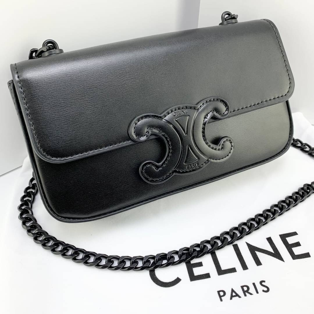 หนังแท้ CELINE CHAIN SHOULDER BAG CUIR TRIOMPHE IN SHINY CALFSKIN ANIS / CELINE TRIOMPHE SHOULDER BAG หนังแท้ทั้งใบสวยหรู แบบใหม่ล่าสุด โลโก้หนังคลาสิกที่สุดค่ะ จุของได้กำลังดี เหมาะกับสาวๆในวันที่อยากครอสบอดี้ชิลๆ ห้ามพลาดค่ะ!